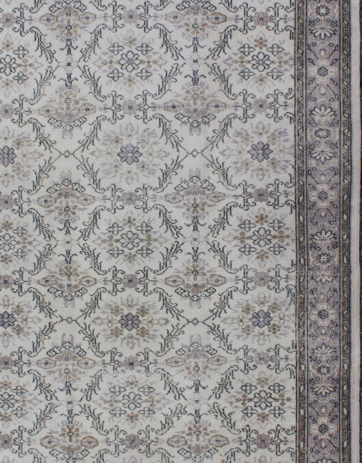 Noué à la main Tapis turc Oushak de couleur grise du milieu du siècle dernier avec motif floral stylisé en vente