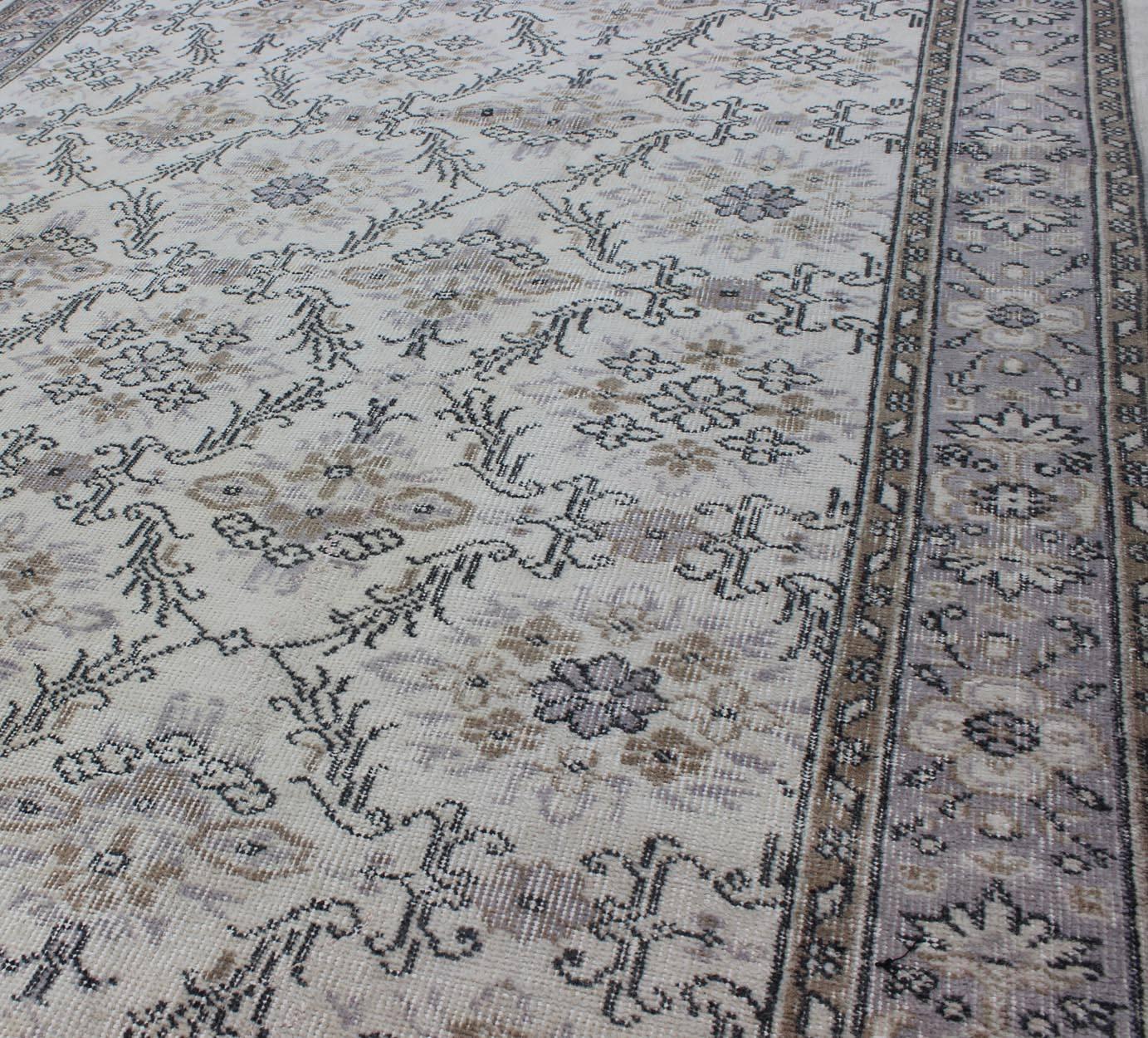 Grauer türkischer Oushak-Teppich aus der Mitte des Jahrhunderts mit stilisiertem Blumenmuster im Zustand „Hervorragend“ im Angebot in Atlanta, GA