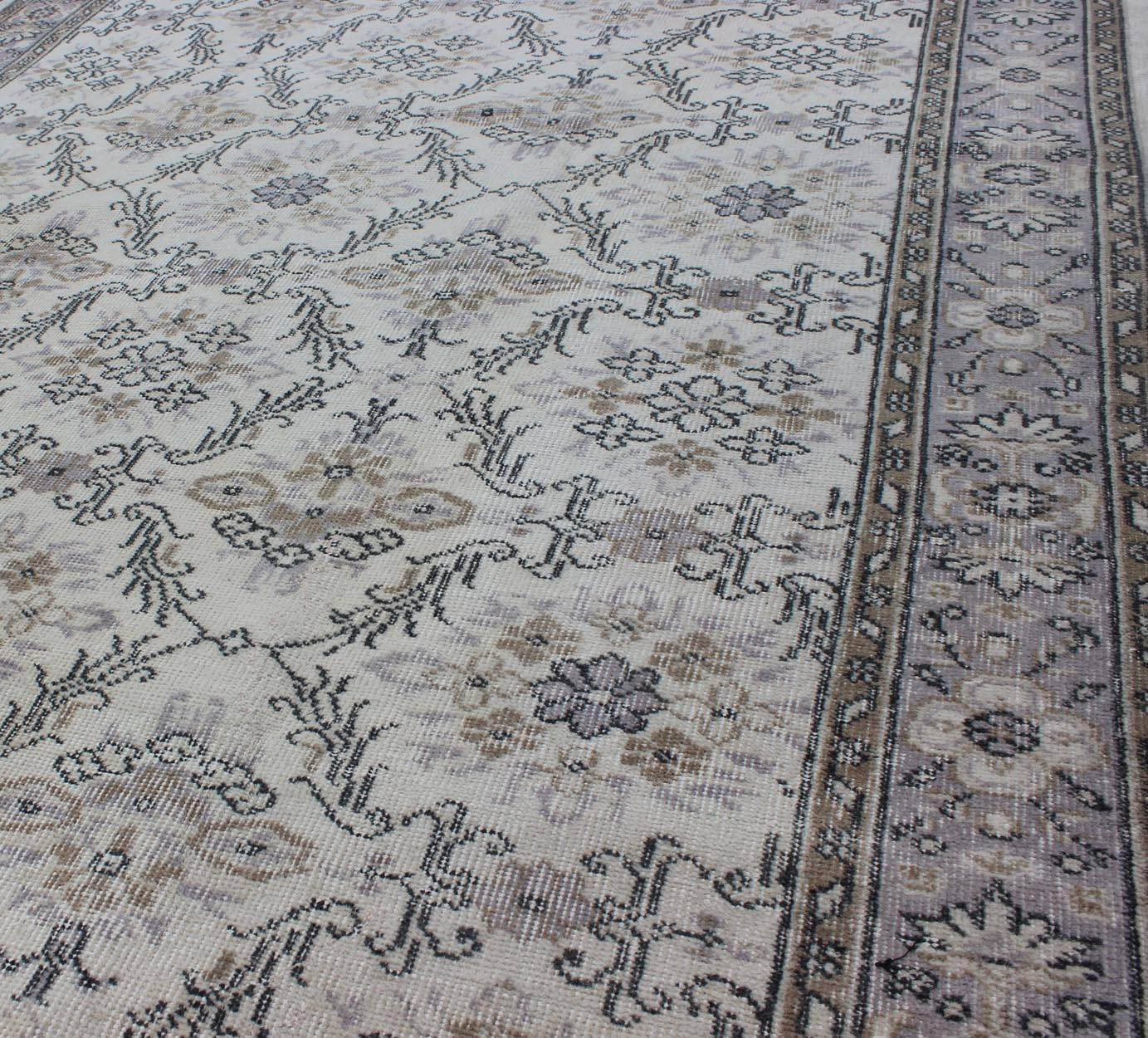Tapis turc Oushak de couleur grise du milieu du siècle dernier avec motif floral stylisé Excellent état - En vente à Atlanta, GA