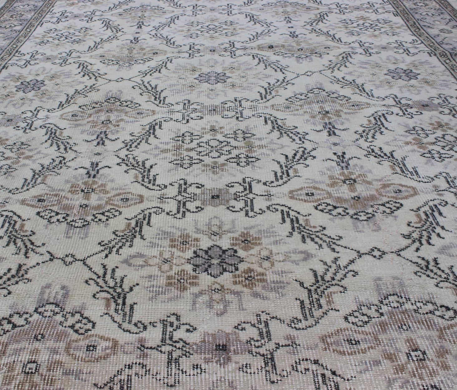 Grauer türkischer Oushak-Teppich aus der Mitte des Jahrhunderts mit stilisiertem Blumenmuster (Mitte des 20. Jahrhunderts) im Angebot
