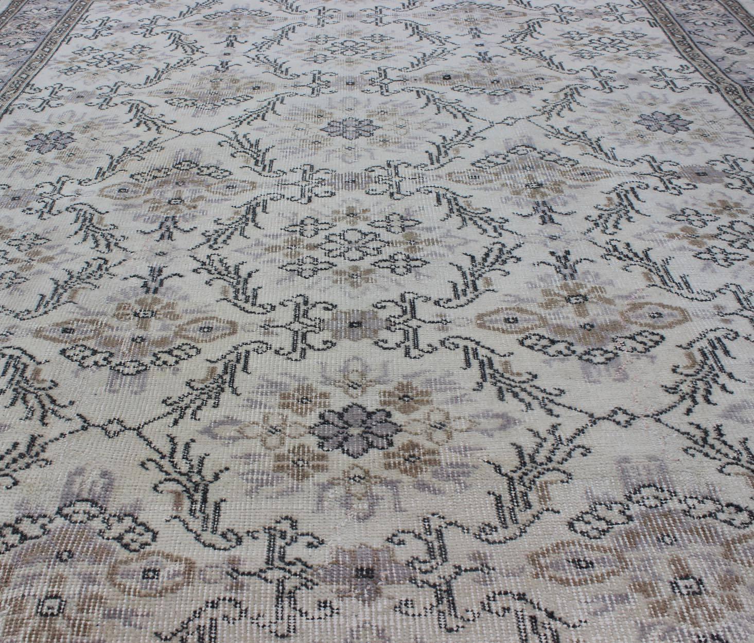 Milieu du XXe siècle Tapis turc Oushak de couleur grise du milieu du siècle dernier avec motif floral stylisé en vente