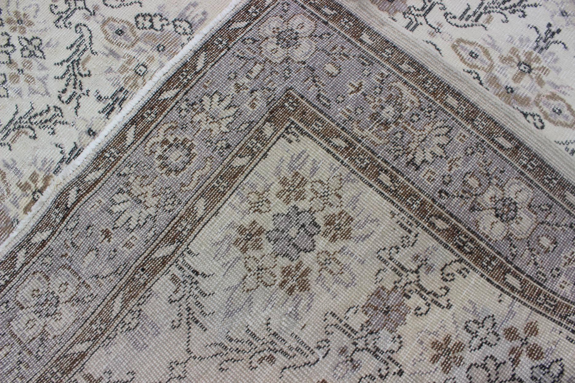 Grauer türkischer Oushak-Teppich aus der Mitte des Jahrhunderts mit stilisiertem Blumenmuster (Wolle) im Angebot