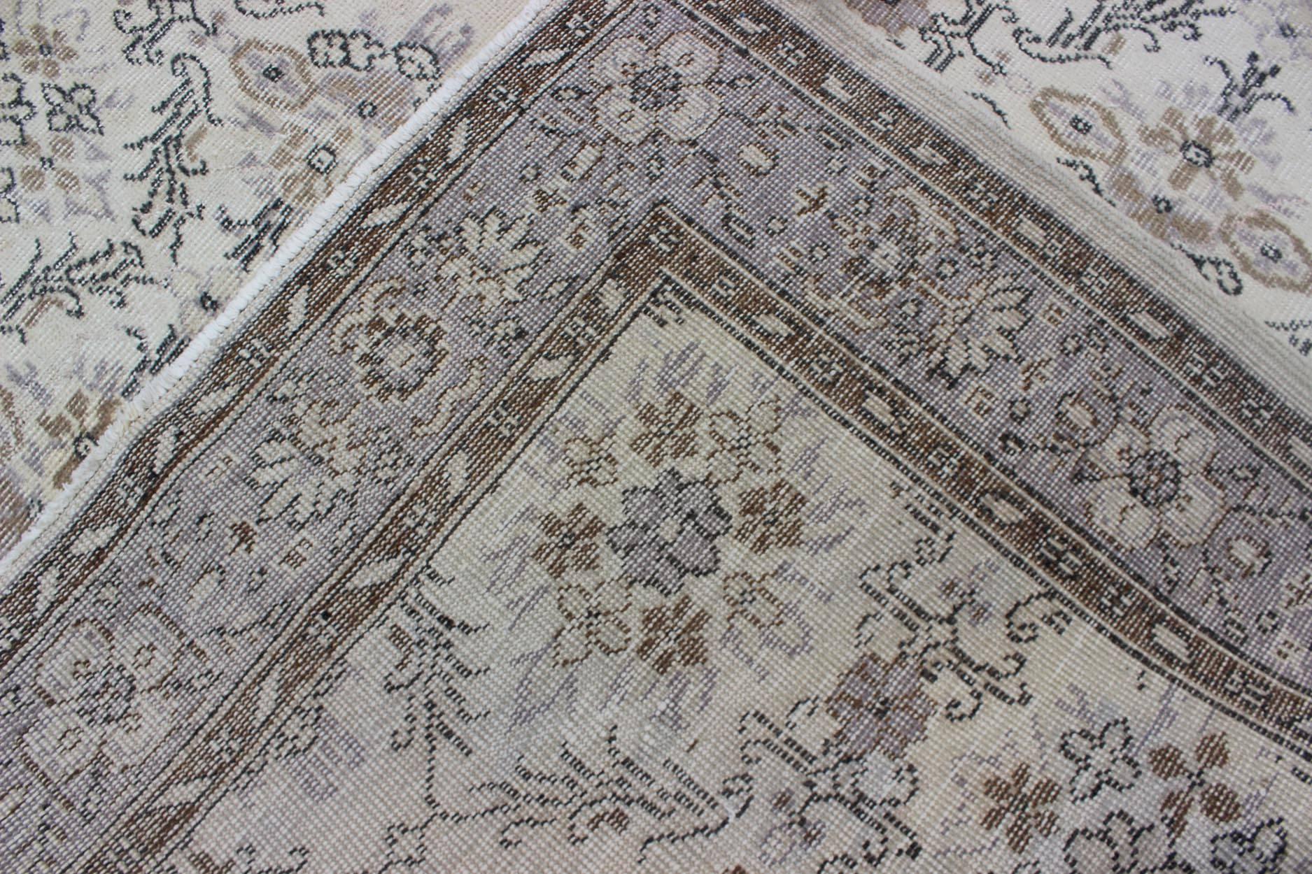Laine Tapis turc Oushak de couleur grise du milieu du siècle dernier avec motif floral stylisé en vente