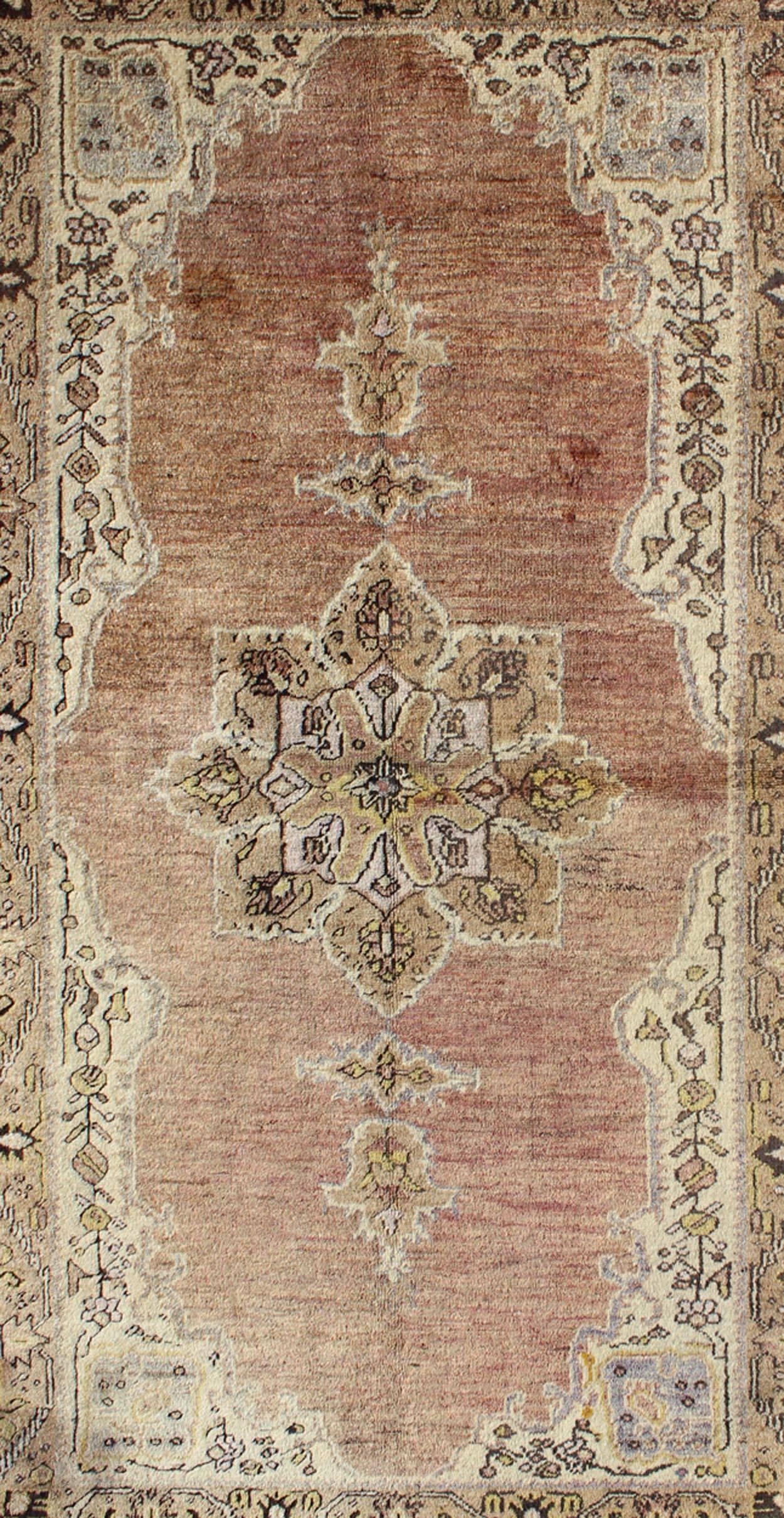 Turco Tappeto Medallion Design Oushak Vintage dalla Turchia in arancione bruciato e crema in vendita
