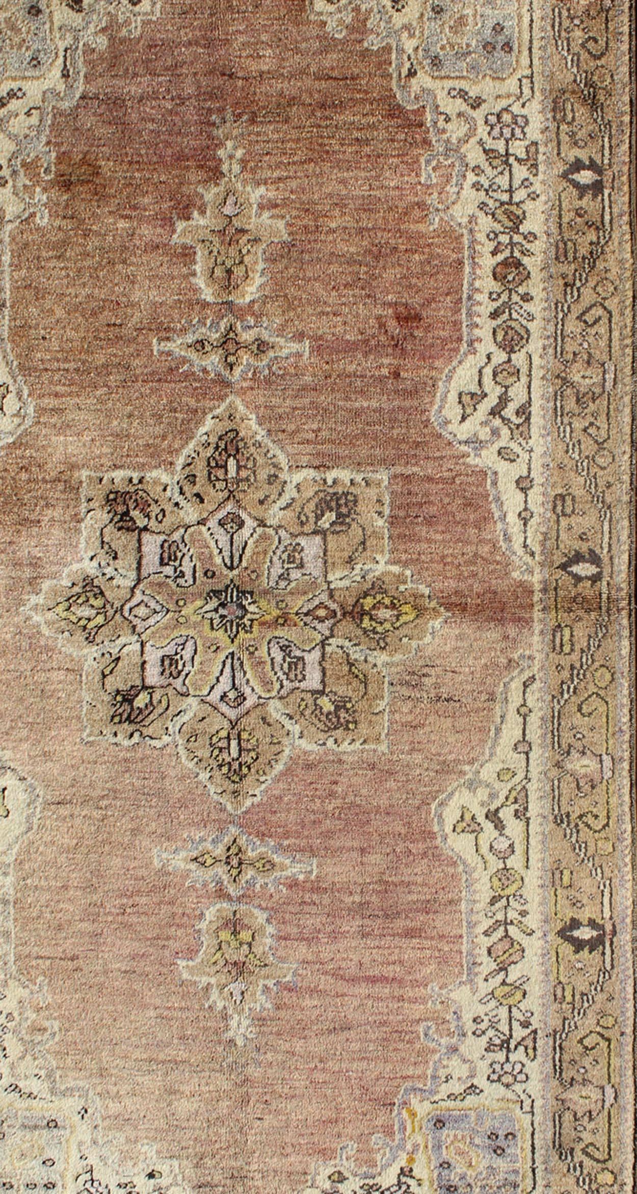 Annodato a mano Tappeto Medallion Design Oushak Vintage dalla Turchia in arancione bruciato e crema in vendita