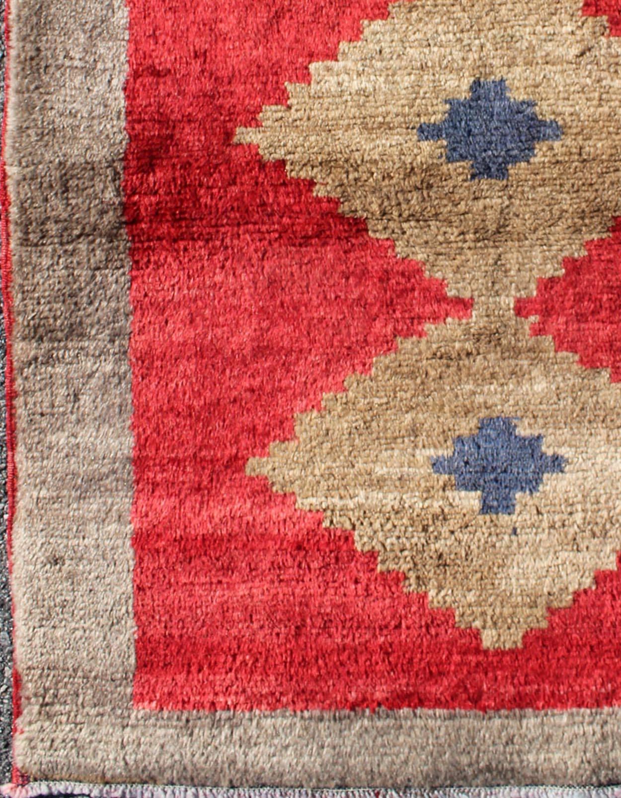 Midcentury Turkish Tulu rug with diamond design in bright red and tan colors, rug en-140847, country of origin / type: Turkey / Tulu, circa 1950.

This midcentury Tulu carpet contains three diamond shapes laid across a bright red-colored field and