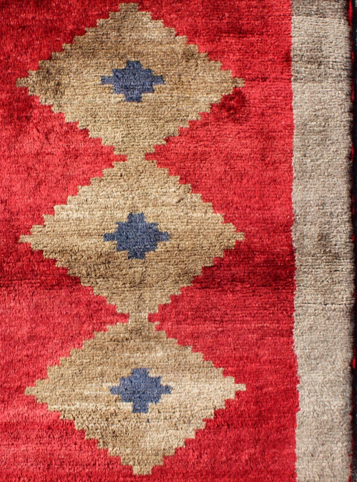 Midcentury Turkish Tulu Rug with Diamond Design in Bright Red and Tan Colors In Excellent Condition For Sale In Atlanta, GA
