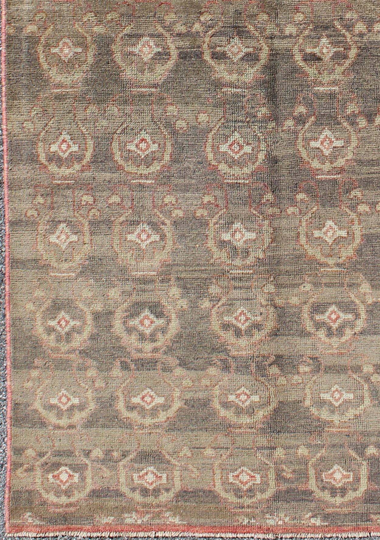 Gray vintage Turkish Oushak rug with all-over blossom design in soft red and light 0green , rug en-140879, country of origin type: Turkey Oushak, circa 1940

This Oushak carpet (circa mid-20th century) features an all-over pattern of