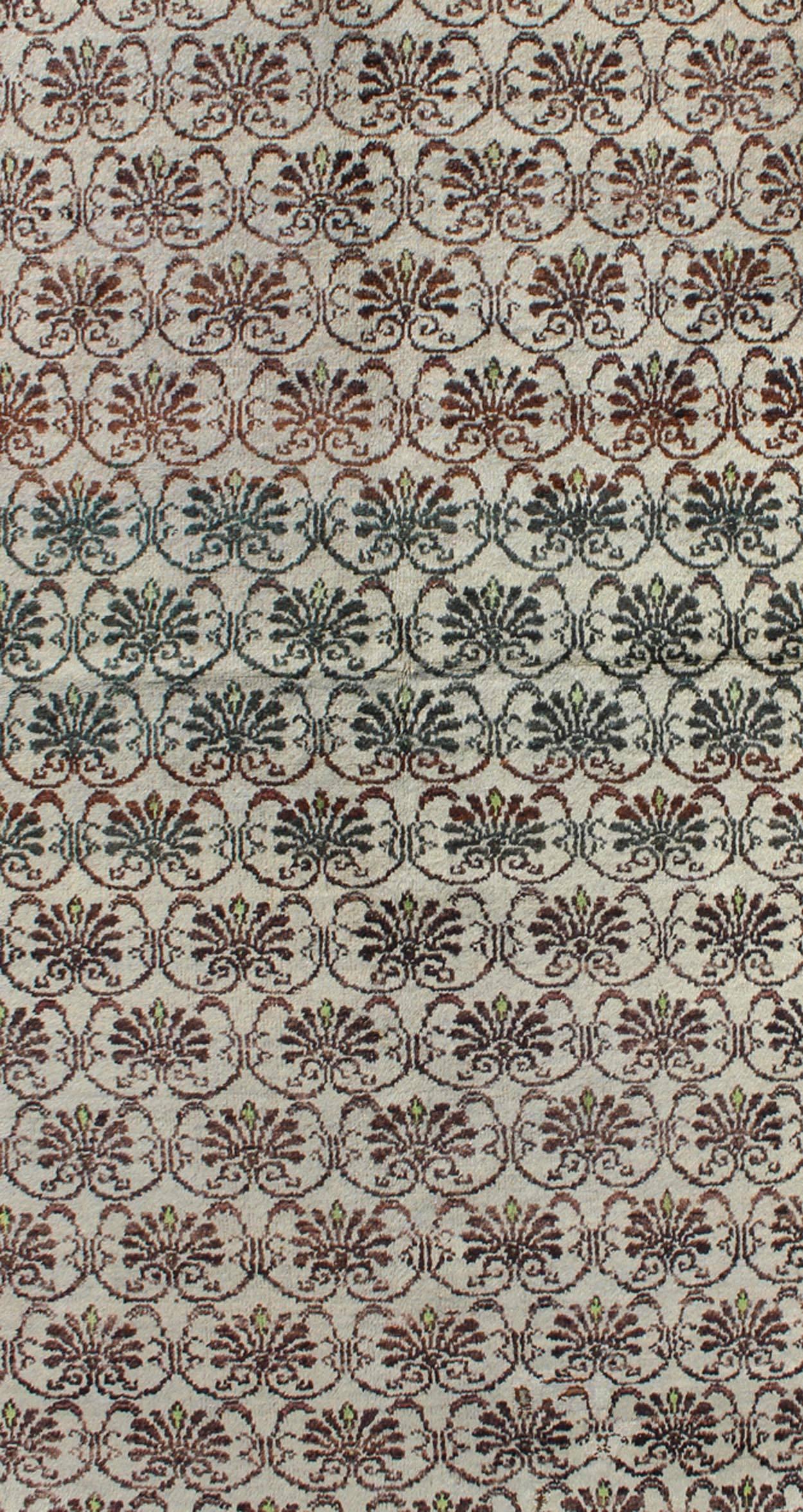 Türkischer Oushak-Teppich mit All-Over-Design in Schokoladenbraun, Elfenbein, Grün (Handgeknüpft) im Angebot
