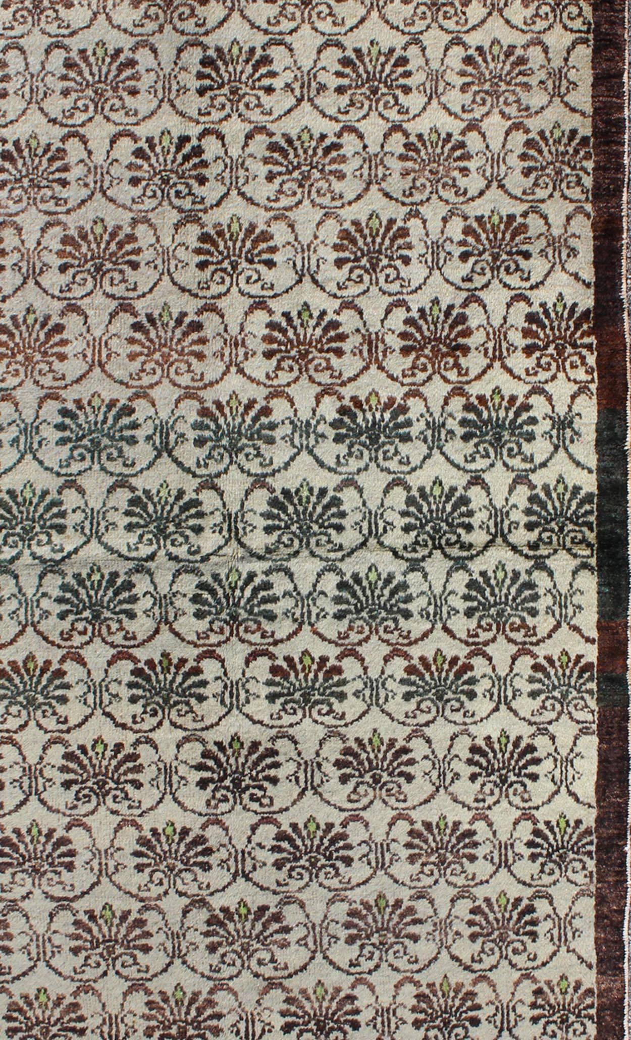 Türkischer Oushak-Teppich mit All-Over-Design in Schokoladenbraun, Elfenbein, Grün im Zustand „Gut“ im Angebot in Atlanta, GA