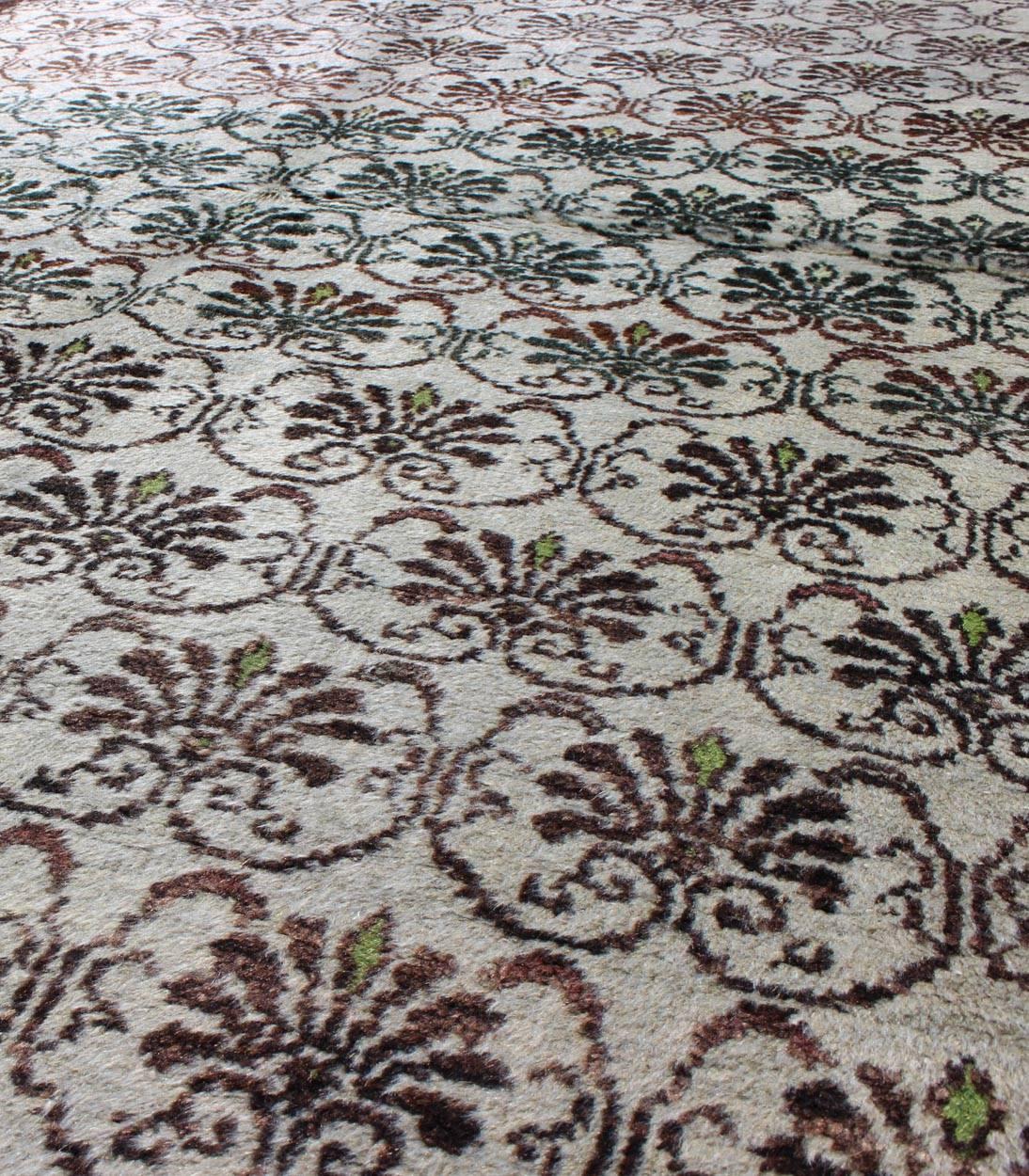 Türkischer Oushak-Teppich mit All-Over-Design in Schokoladenbraun, Elfenbein, Grün (Mitte des 20. Jahrhunderts) im Angebot