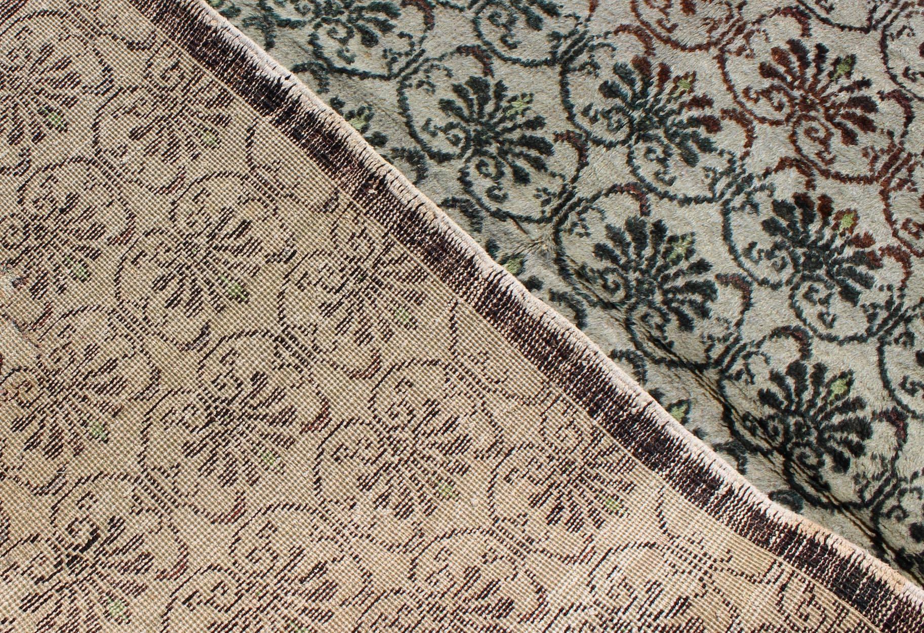 Türkischer Oushak-Teppich mit All-Over-Design in Schokoladenbraun, Elfenbein, Grün (Wolle) im Angebot