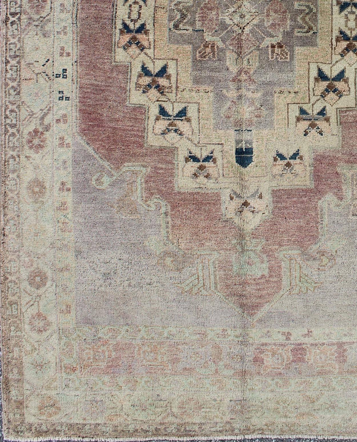 Layered geometric medallion vintage Turkish Oushak rug in cream, light purple, lavender, and gray colors, rug en-141543, country of origin / type: Turkey / Oushak, circa 1940

This vintage Turkish Oushak rug features an intricately beautiful