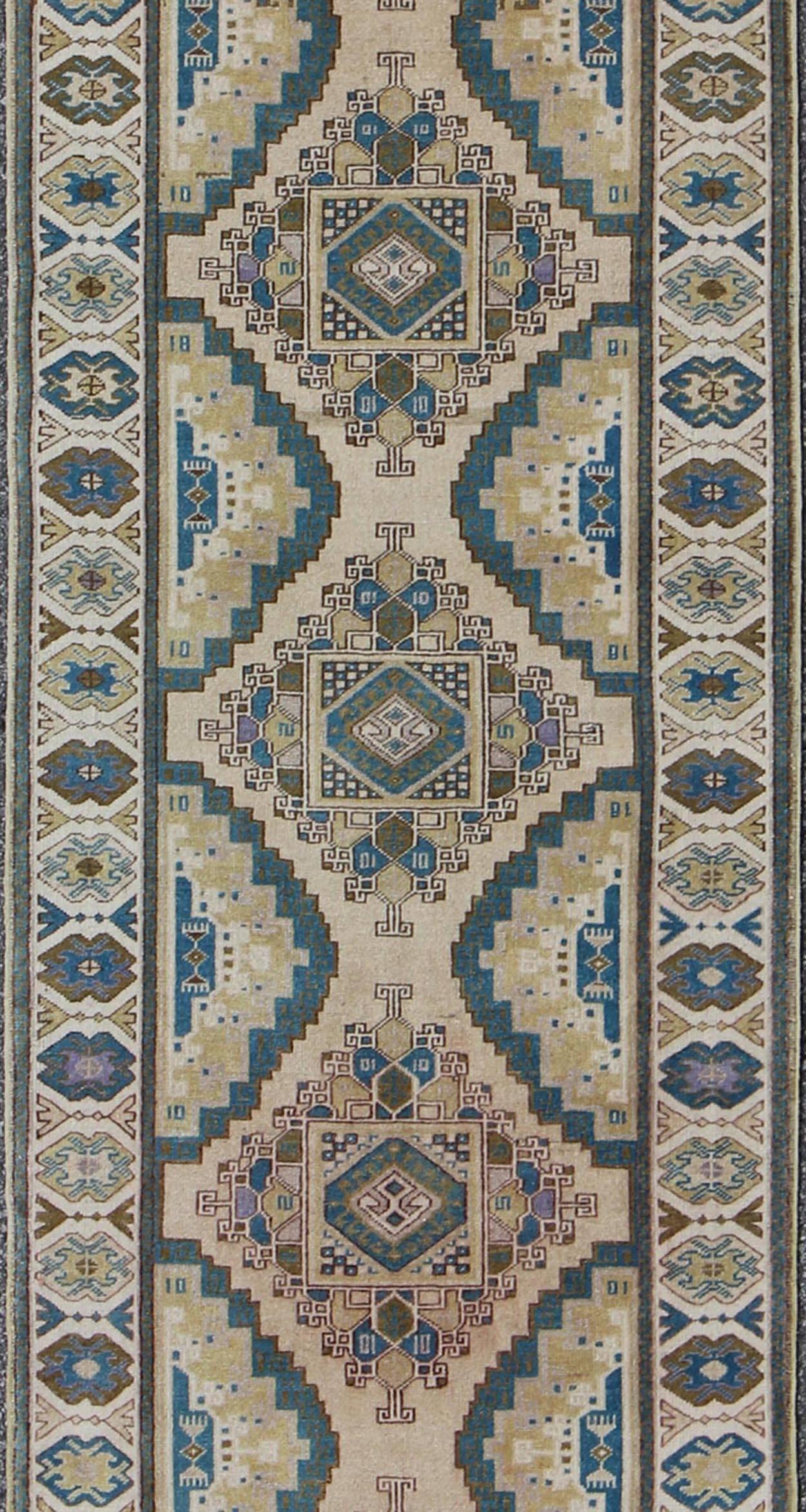 Turc Tapis de couloir turc Oushak vintage sarcelle, vert, bleu et jaune au design géométrique en vente