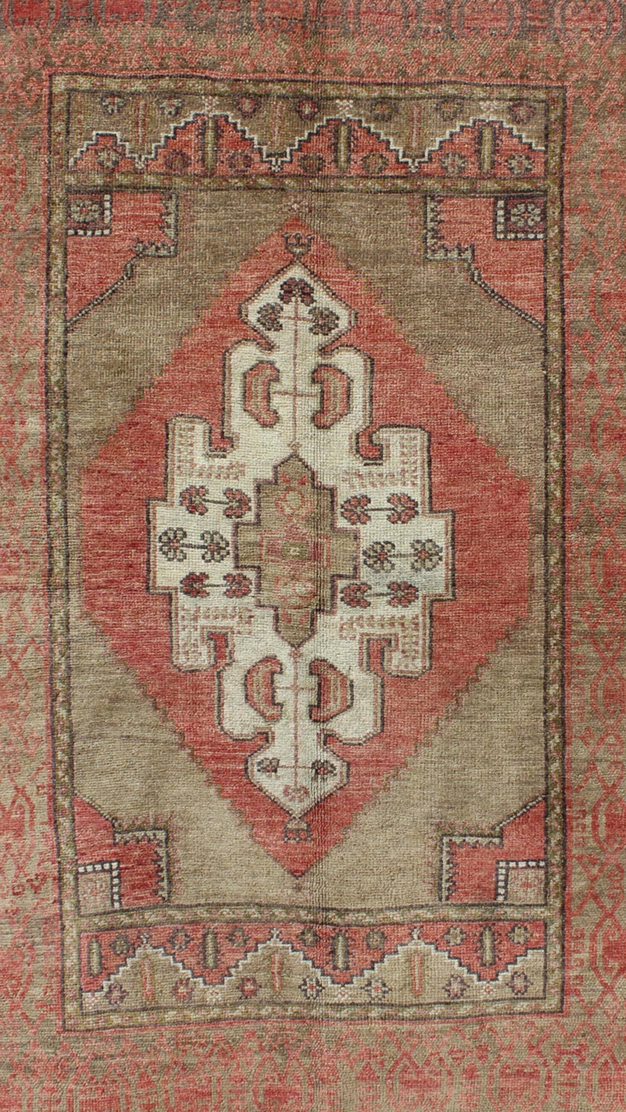 Türkischer Oushak-Teppich im Vintage-Stil in Olivgrün und Rot mit Stammesmedaillon-Design (Handgeknüpft) im Angebot