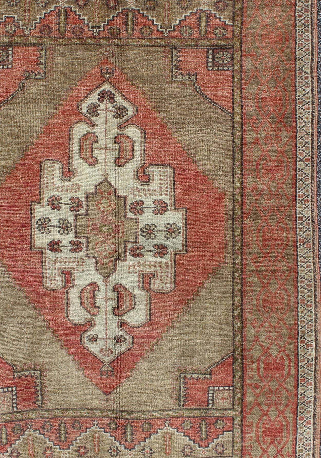 Türkischer Oushak-Teppich im Vintage-Stil in Olivgrün und Rot mit Stammesmedaillon-Design im Zustand „Hervorragend“ im Angebot in Atlanta, GA