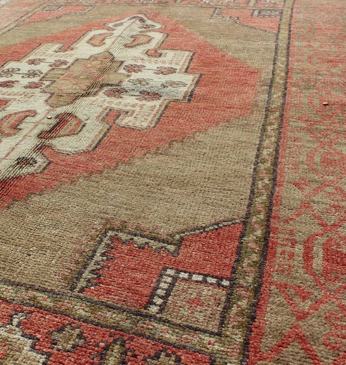 Türkischer Oushak-Teppich im Vintage-Stil in Olivgrün und Rot mit Stammesmedaillon-Design (Mitte des 20. Jahrhunderts) im Angebot