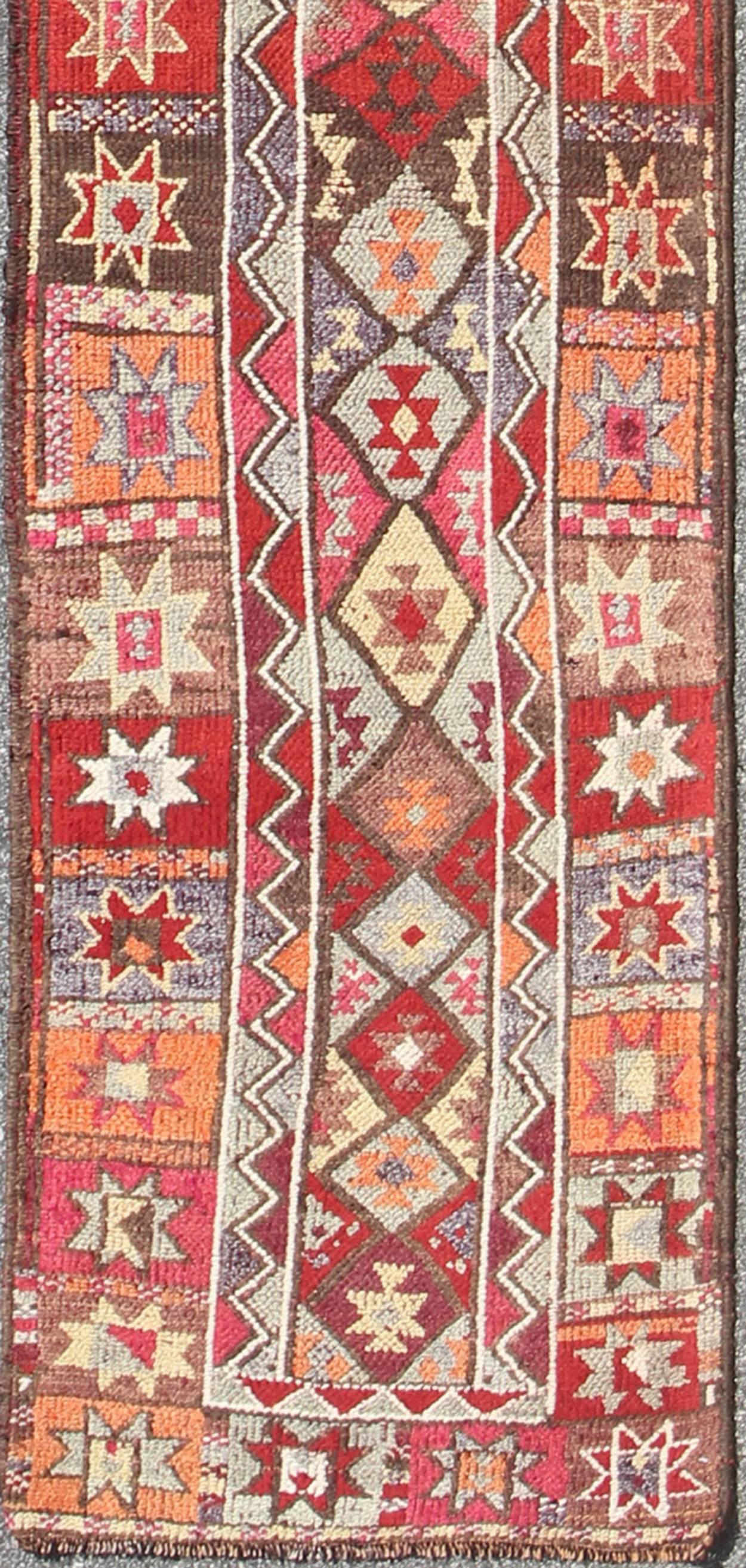 Runner Oushak turco curdo multicolore di metà secolo con diamanti e stelle, tappeto en-165398, paese d'origine/tipo: Iran / Oushak curdo, circa 1950

Questo tappeto tribale curdo è stato tessuto da tessitori curdi nella Persia occidentale.