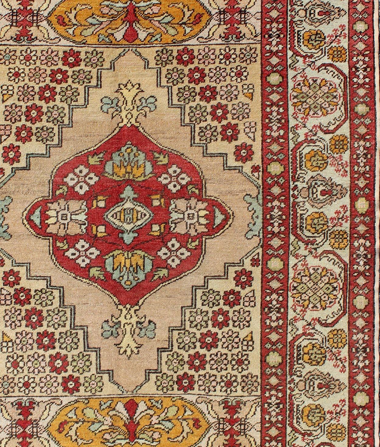 Noué à la main Tapis d'Oushak turc ancien sous-géométrique rouge, or, vert et crème en vente