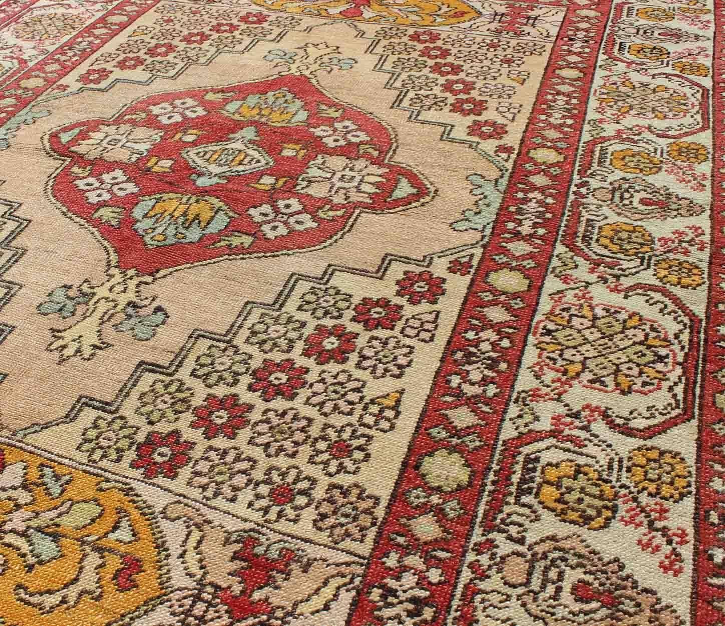 Tapis d'Oushak turc ancien sous-géométrique rouge, or, vert et crème Excellent état - En vente à Atlanta, GA