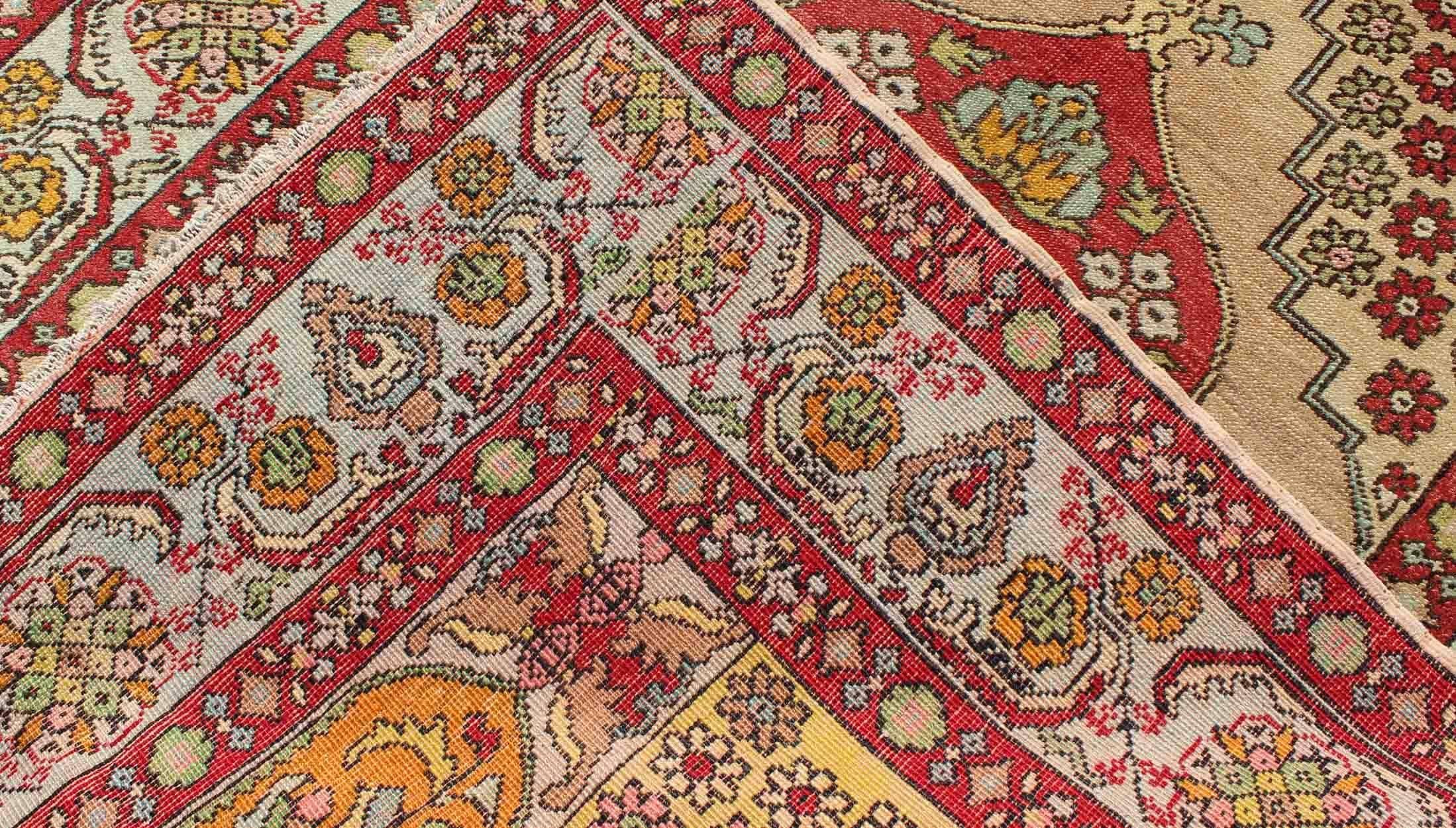 Antiker türkischer Oushak-Teppich in Rot, Gold, Grün und Creme mit geometrischem Muster (Mitte des 20. Jahrhunderts) im Angebot
