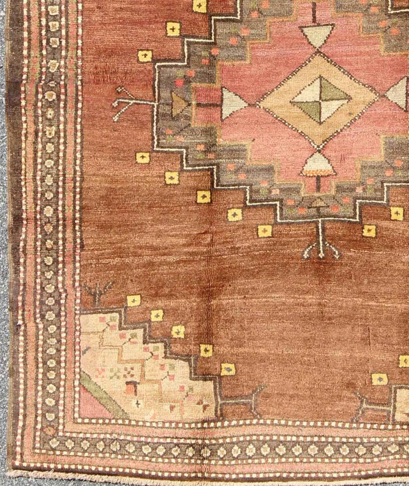Tribal medallion vintage Turkish Oushak rug in shades of brown and red, rug tu-sim-136051, country of origin / type: Turkey / Oushak, circa 1940

This vintage Turkish Oushak rug features an intricately beautiful design with a tribal aesthetic. The