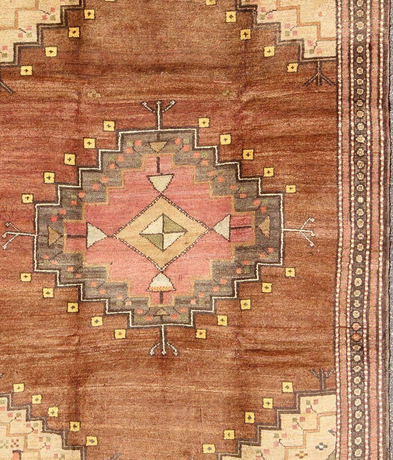 Tribal Medallion Vintage Turkish Oushak Rug in Shades of Brown and Red In Excellent Condition In Atlanta, GA