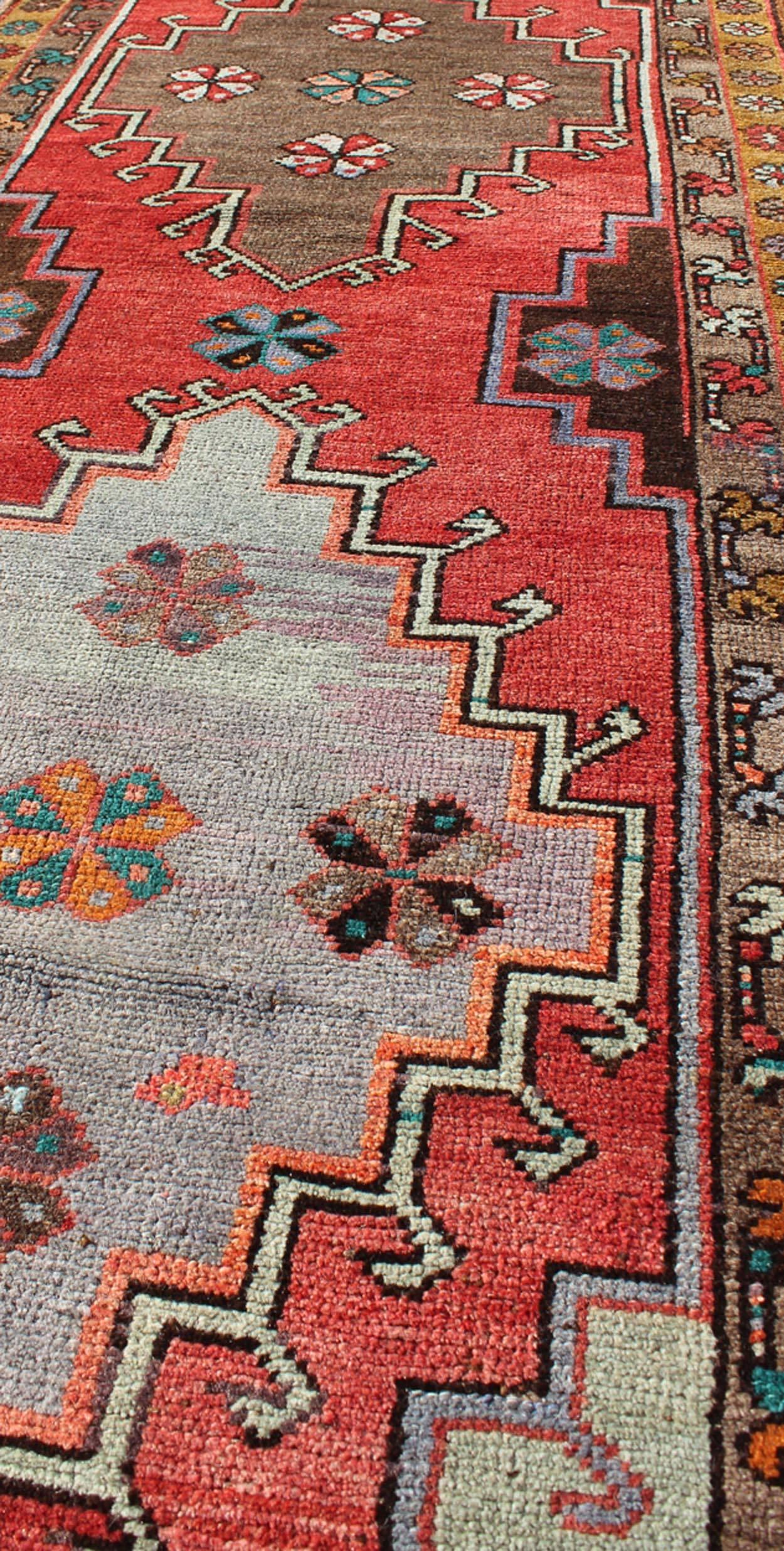 Tapis de couloir turc Oushak vintage avec médaillons tribaux sous-géométriques marron et rouge Bon état - En vente à Atlanta, GA