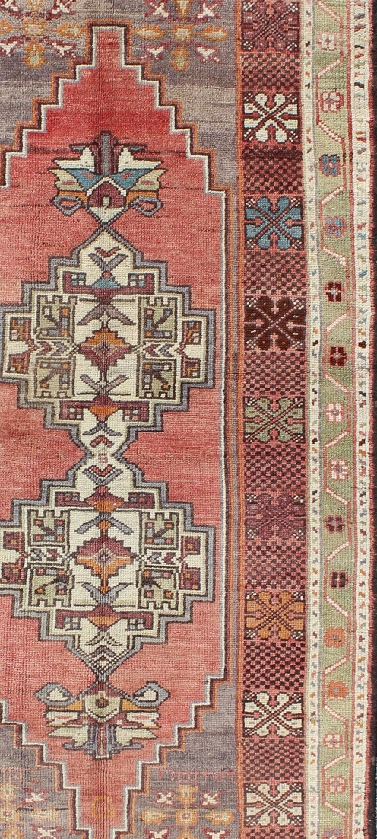 Soft Red and Green Vintage Turkish Oushak Rug with Sub-Geometric Dual Medallions In Excellent Condition For Sale In Atlanta, GA