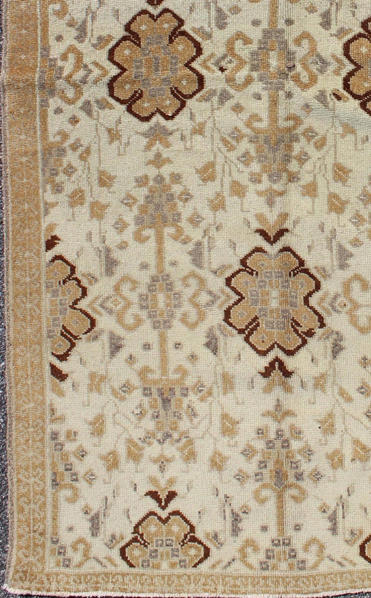 All-over vertikale florale Design Vintage türkischen Oushak Teppich in Creme, tan, grau, Teppich tu-TRS-136509, Herkunftsland Typ: Türkei Oushak, um 1940.

Dieser Oushak-Teppich (ca. Mitte des 20. Jahrhunderts) zeigt ein Allover-Muster aus