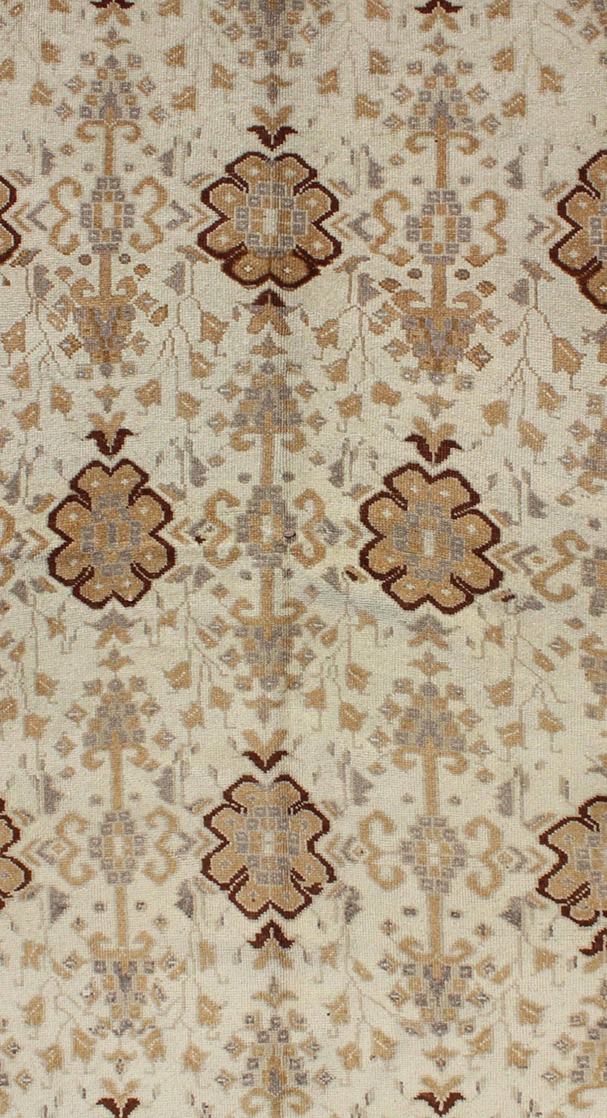 Vertikaler türkischer Oushak-Teppich im Vintage-Stil in Creme, Hellbraun, Grau mit Blumenmuster (Türkisch)