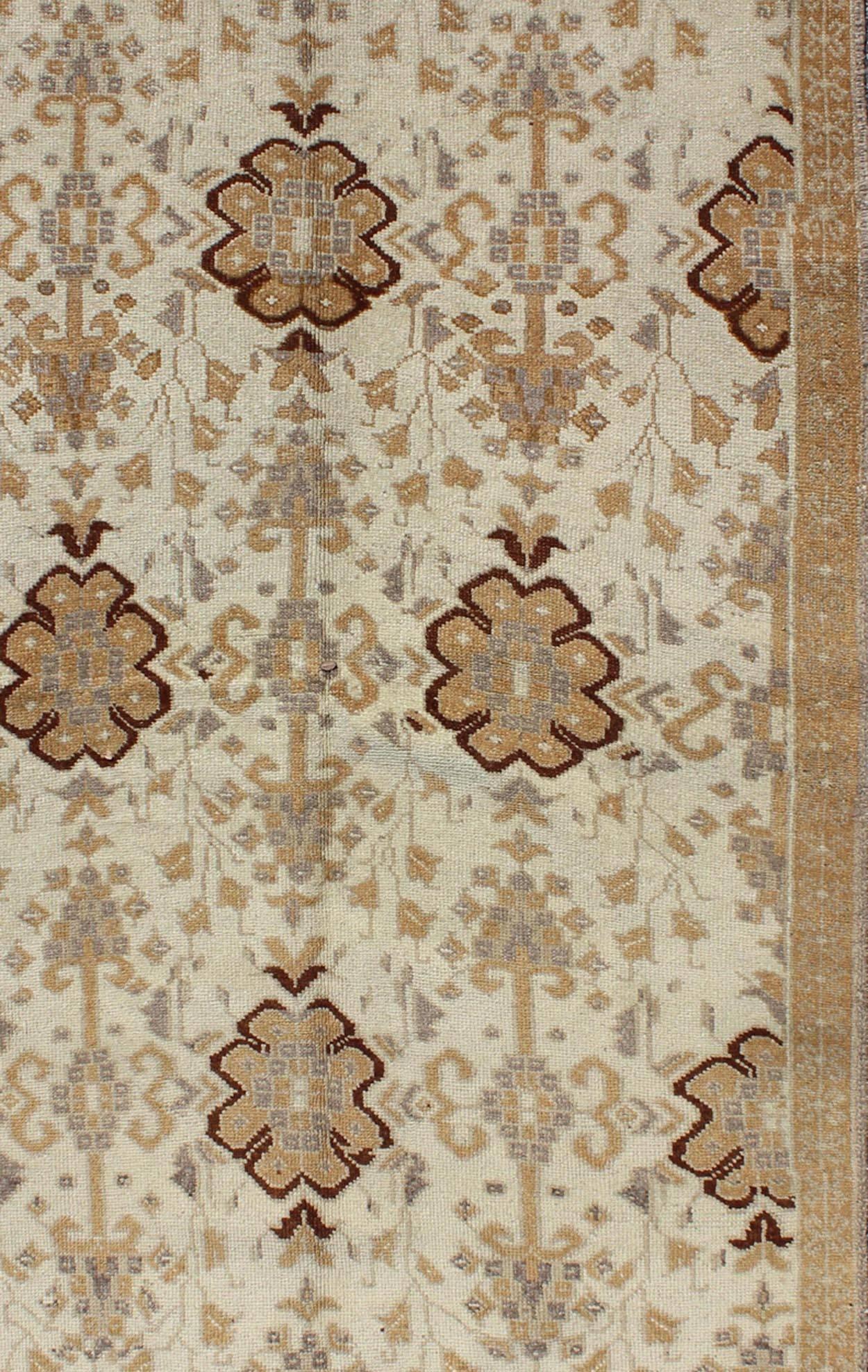 Vertikaler türkischer Oushak-Teppich im Vintage-Stil in Creme, Hellbraun, Grau mit Blumenmuster (Handgeknüpft) im Angebot