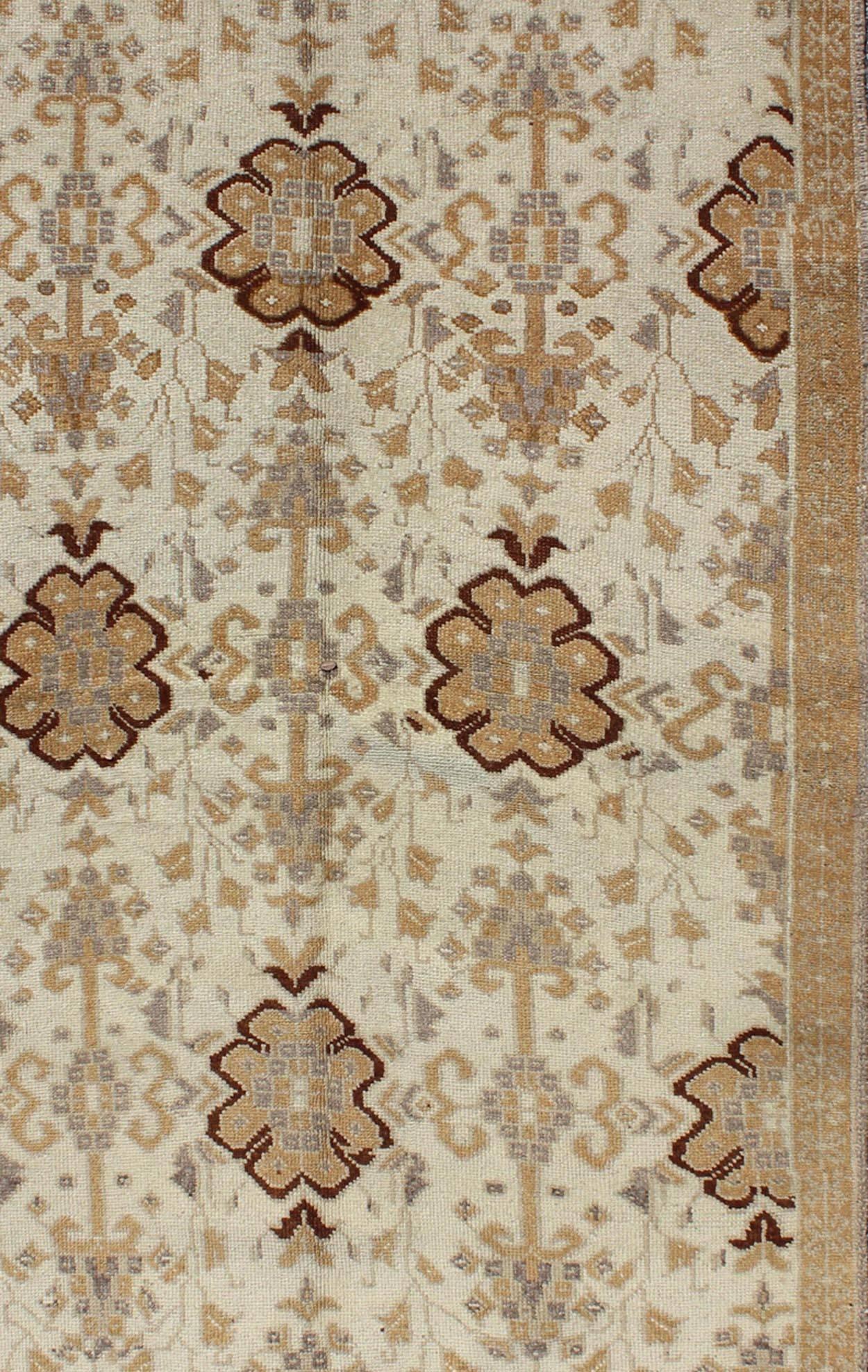 Vertikaler türkischer Oushak-Teppich im Vintage-Stil in Creme, Hellbraun, Grau mit Blumenmuster (Handgeknüpft)