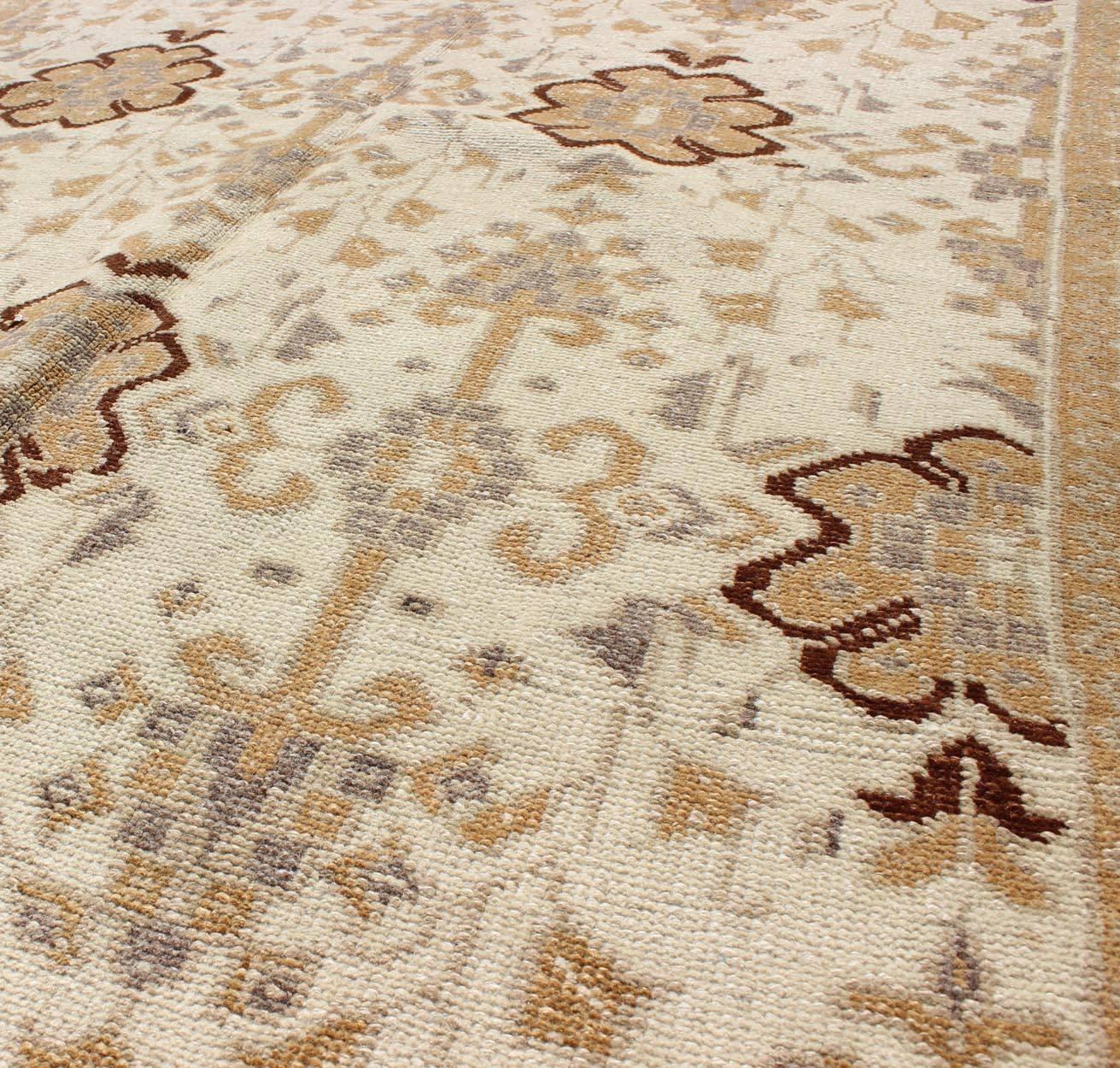 Vertikaler türkischer Oushak-Teppich im Vintage-Stil in Creme, Hellbraun, Grau mit Blumenmuster im Zustand „Hervorragend“ in Atlanta, GA