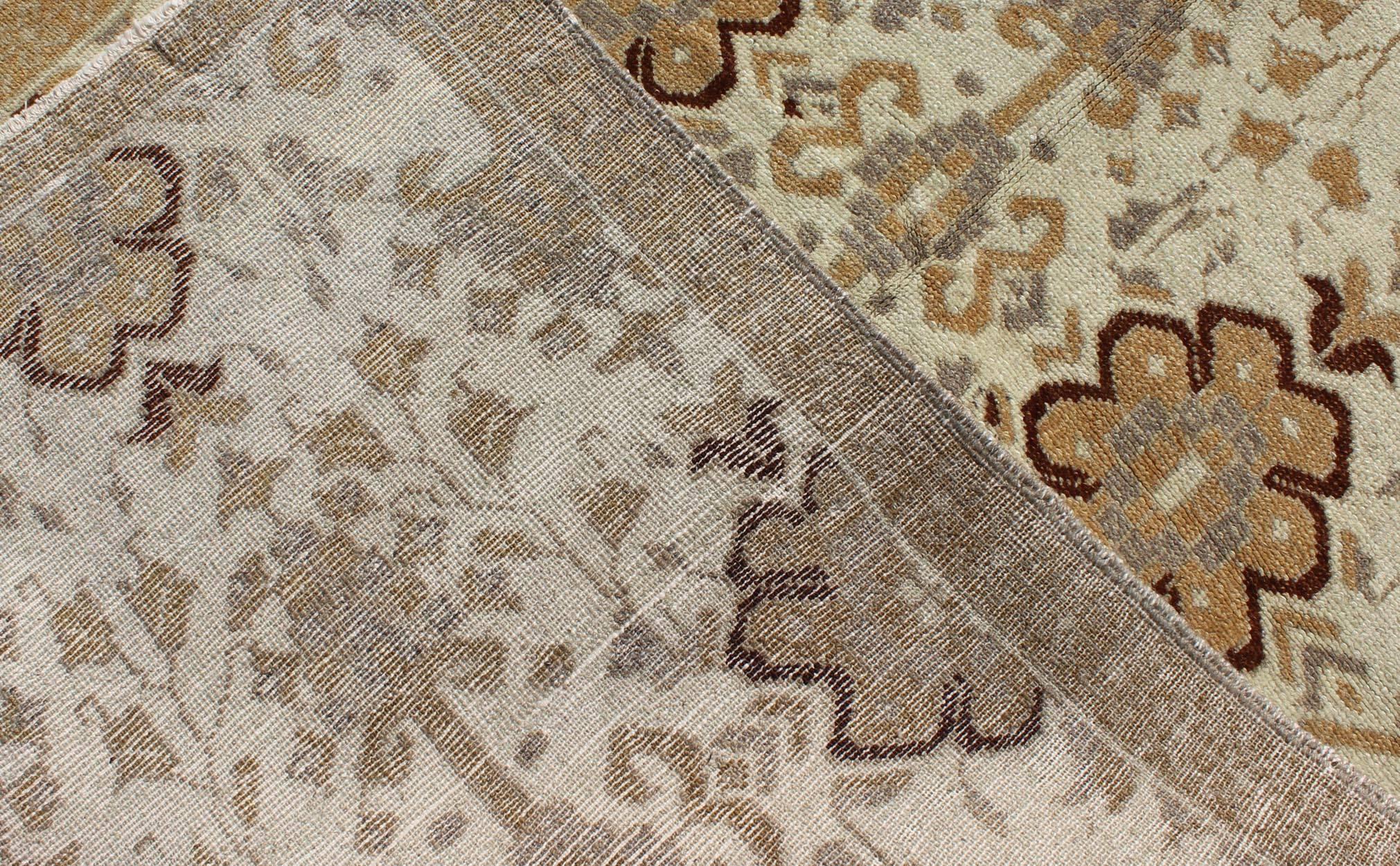 Vertikaler türkischer Oushak-Teppich im Vintage-Stil in Creme, Hellbraun, Grau mit Blumenmuster (Mitte des 20. Jahrhunderts)