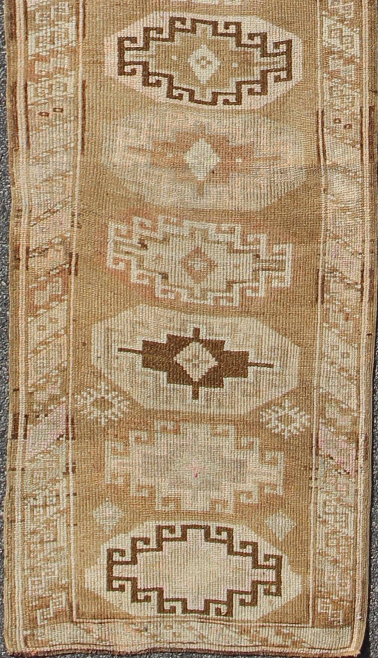 Long vintage Turkish runner with taupe, cream, brown stacked medallions, rug tu-trs-136522, country of origin / type: Turkey / Oushak, circa 1930

This long vintage Turkish gallery rug (circa 1930) features a unique blend of colors and an