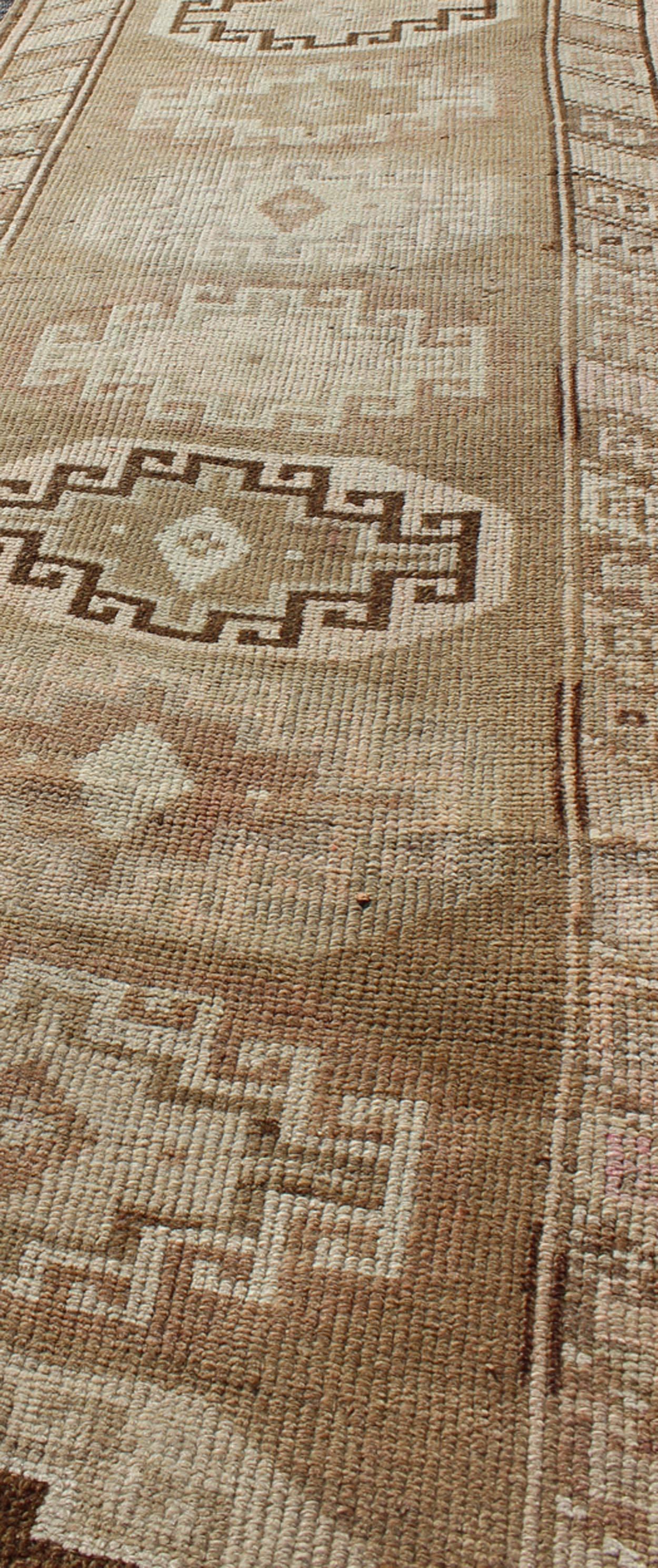 Langer türkischer Vintage-Läufer mit gestapelten Medaillons in Taupe, Creme und Braun (Handgeknüpft) im Angebot