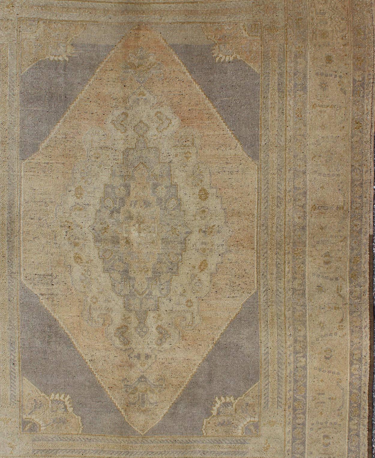 Vintage Turkish Oushak Rug With Layered Medallion in Light Purple/Gray & Tan  In Good Condition For Sale In Atlanta, GA