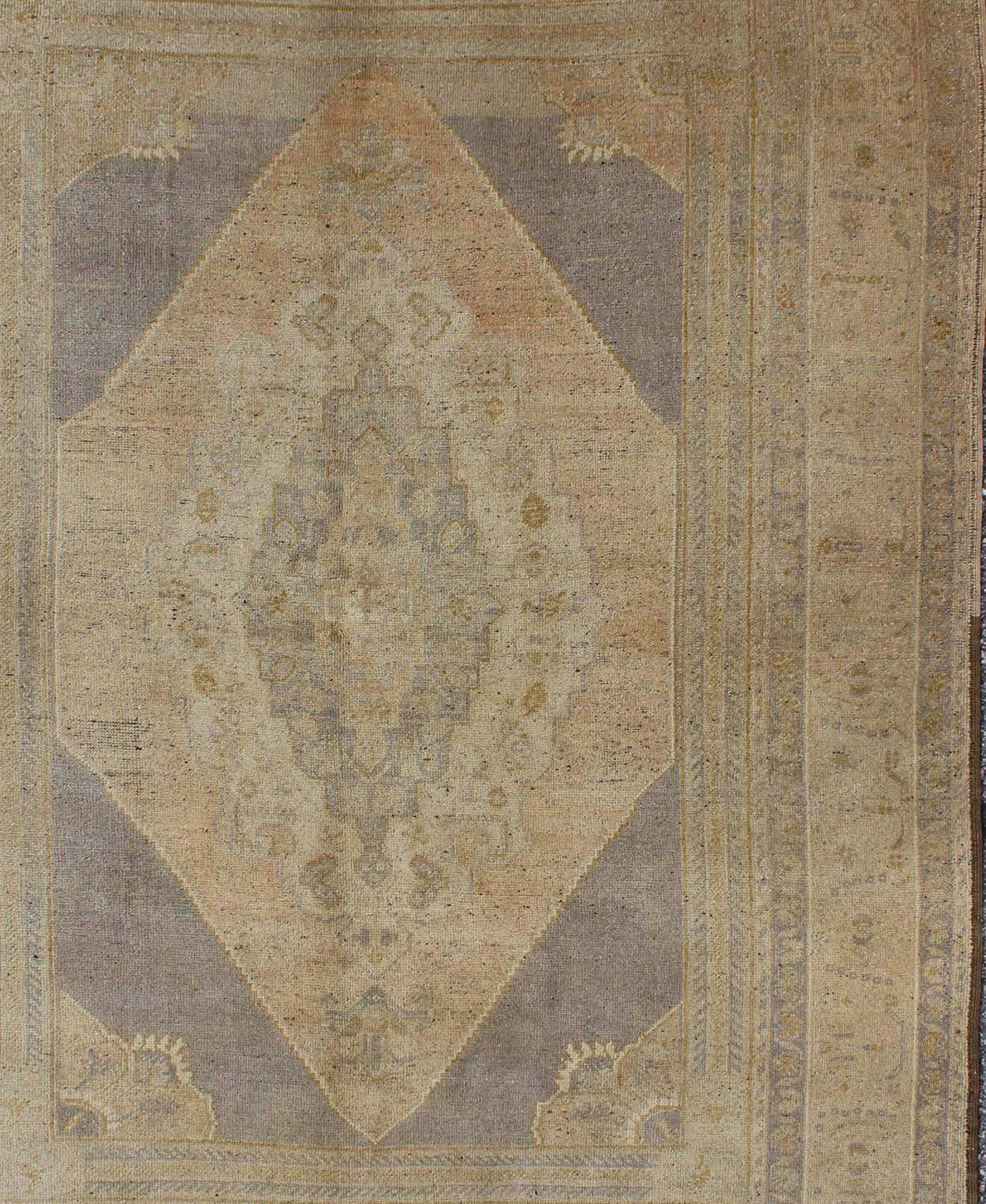 Türkischer Oushak-Teppich im Vintage-Stil mit mehrlagigem Medaillon in Helllila/Grau & Tan im Zustand „Gut“ im Angebot in Atlanta, GA