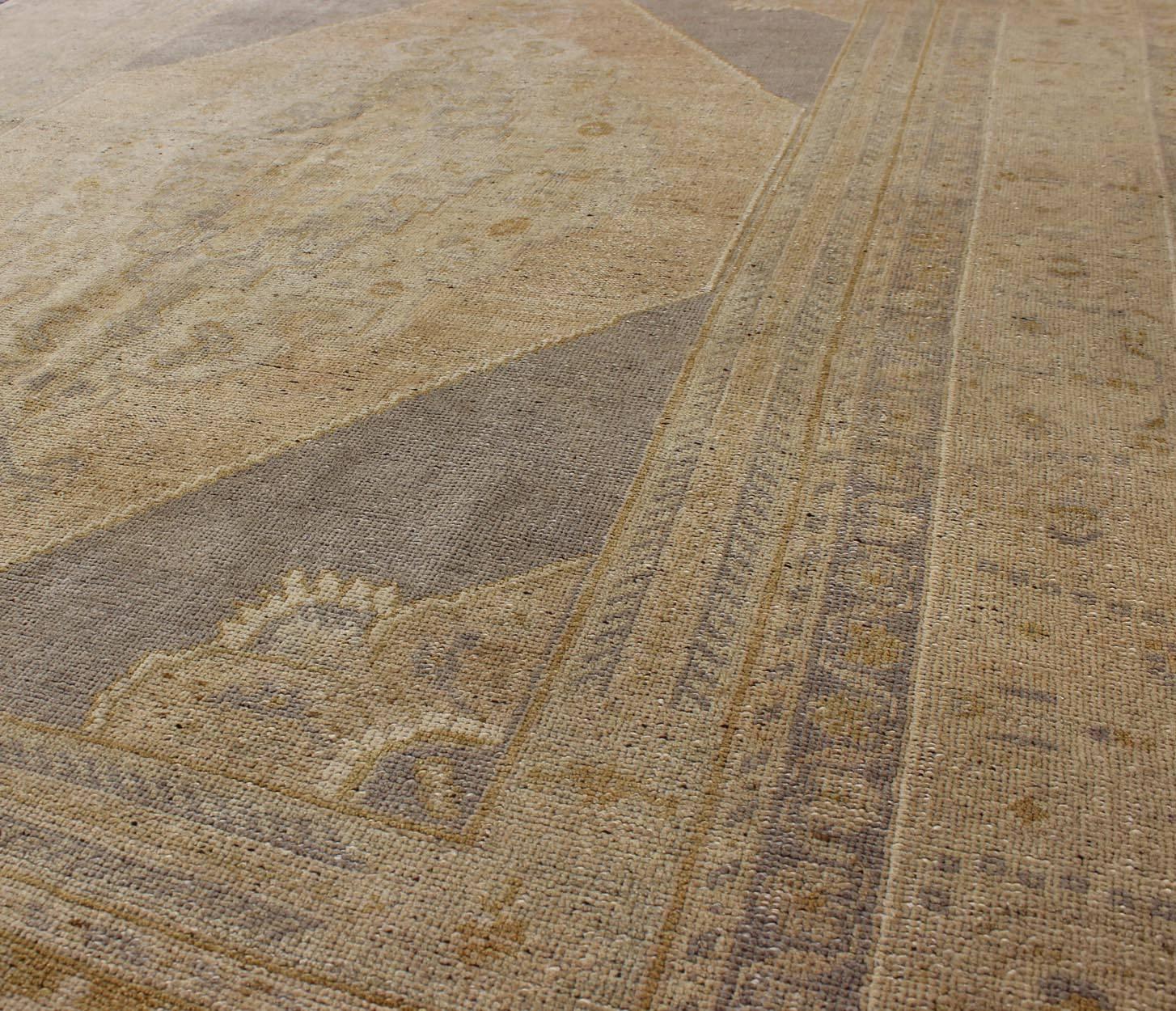 Türkischer Oushak-Teppich im Vintage-Stil mit mehrlagigem Medaillon in Helllila/Grau & Tan (Mitte des 20. Jahrhunderts) im Angebot