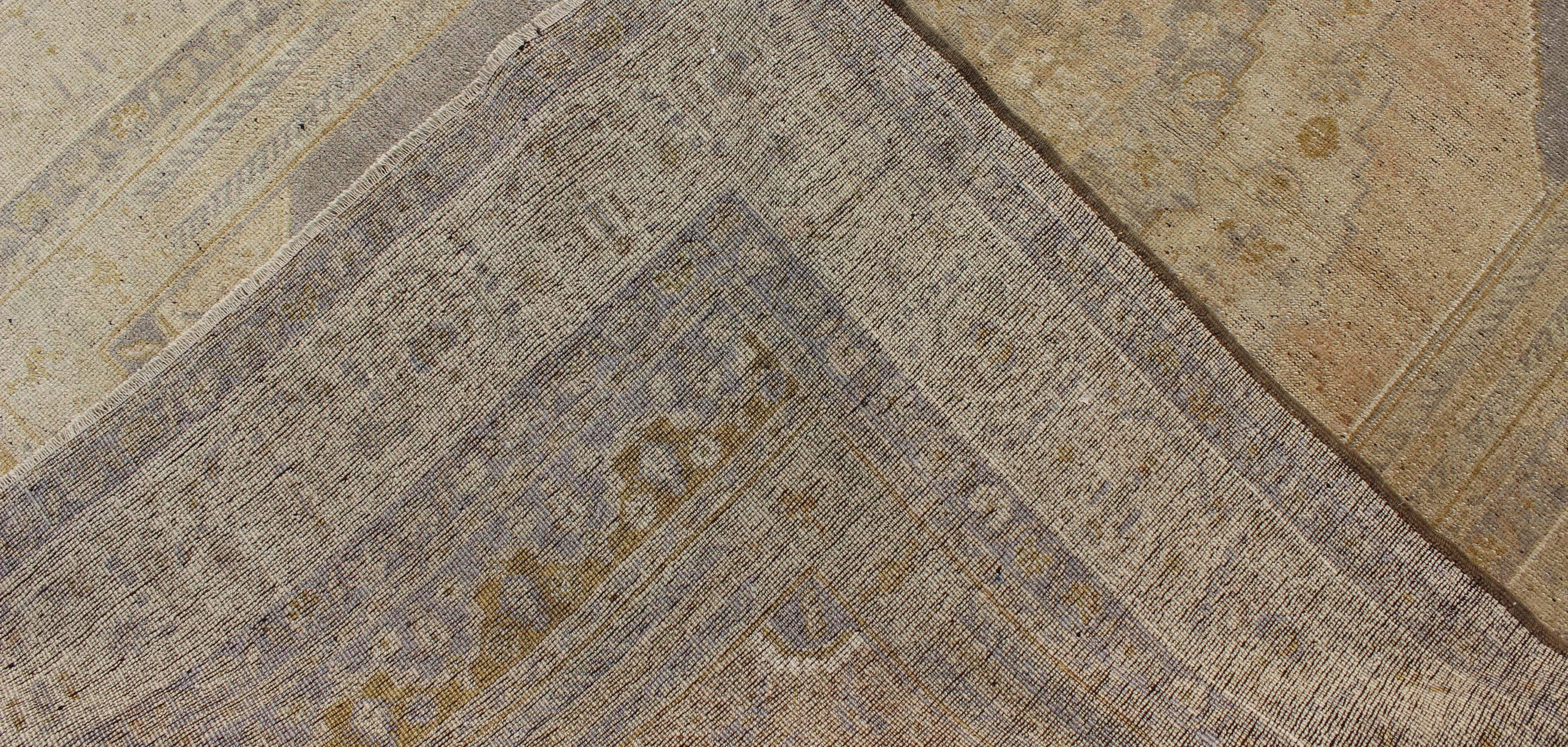 Türkischer Oushak-Teppich im Vintage-Stil mit mehrlagigem Medaillon in Helllila/Grau & Tan (Wolle) im Angebot