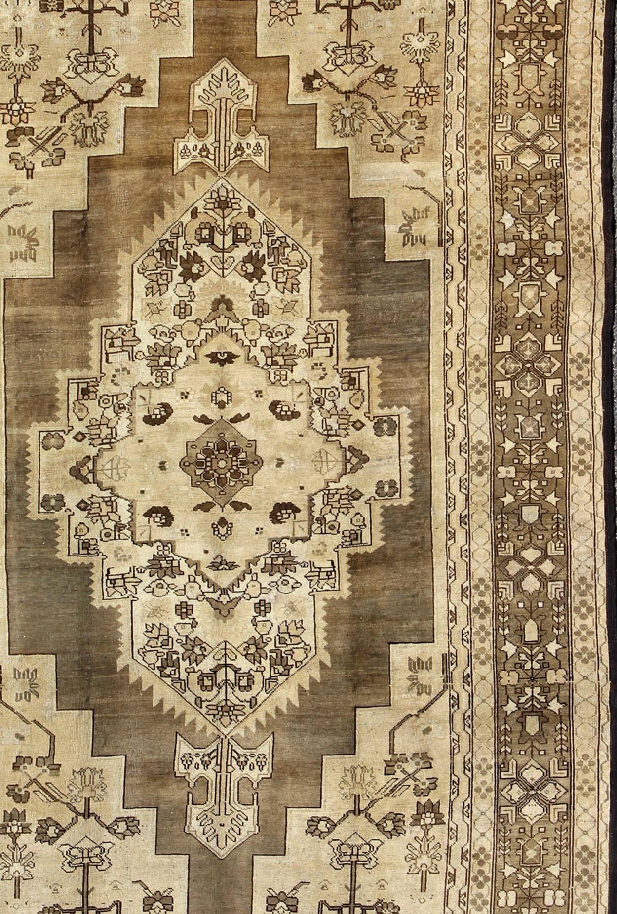 Turkish Oushak Rug with Layered Sub-Geometric Vintage in Shades of Brown & Cream In Good Condition For Sale In Atlanta, GA