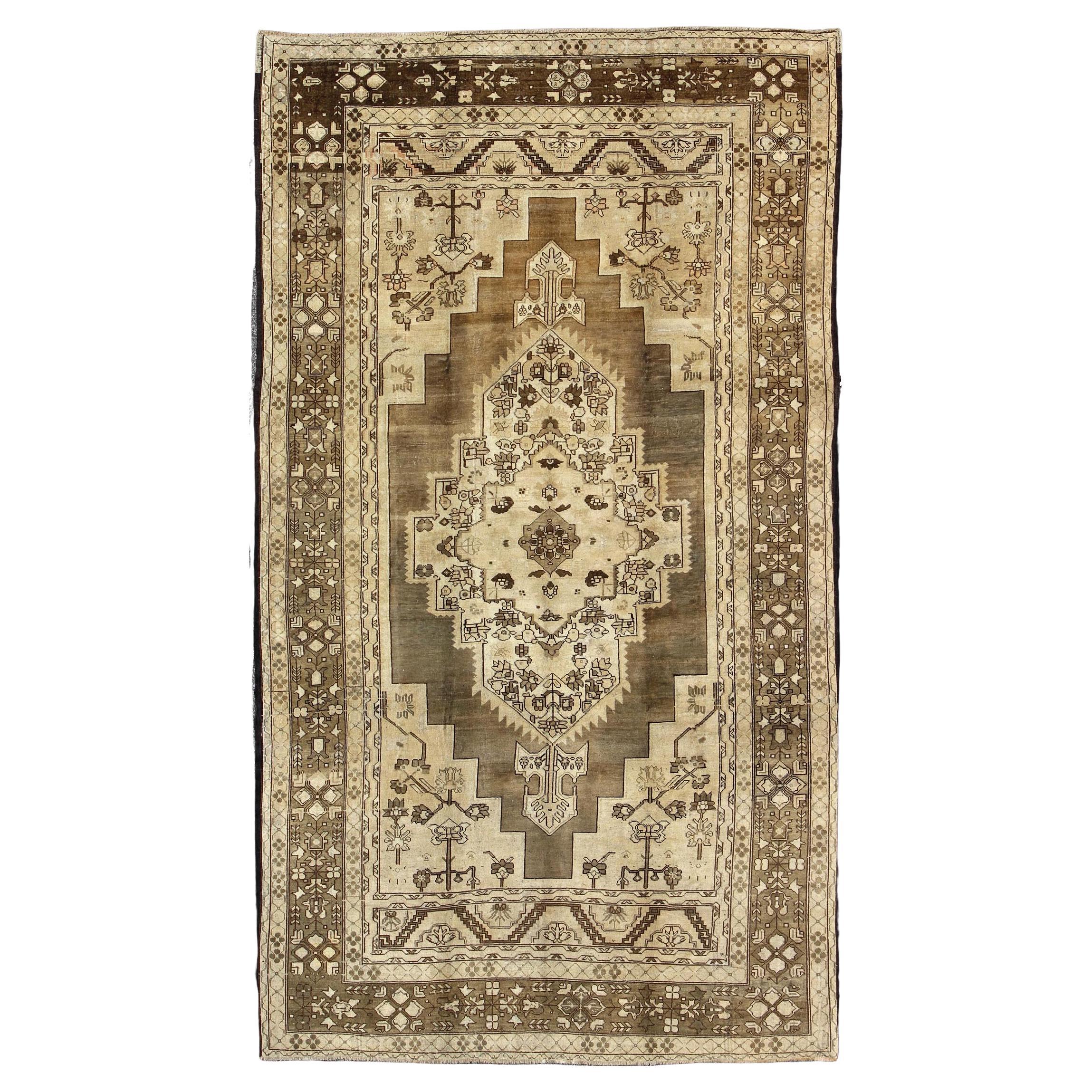 Türkischer Oushak-Teppich mit mehrlagigem, subgeometrischem Vintage-Stil in Braun- und Cremetönen