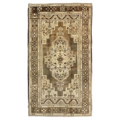 Türkischer Oushak-Teppich mit mehrlagigem, subgeometrischem Vintage-Stil in Braun- und Cremetönen