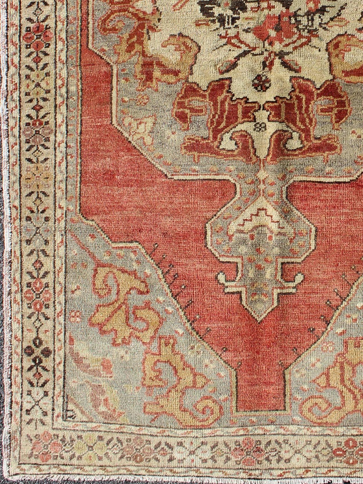 Layered floral medallion design in red and taupe Oushak vintage rug from Turkey, rug tu-ugu-44, country of origin / type: Turkey / Oushak, circa 1930

This vintage Turkish Oushak carpet (circa 1930) features a central, layered, floral medallion