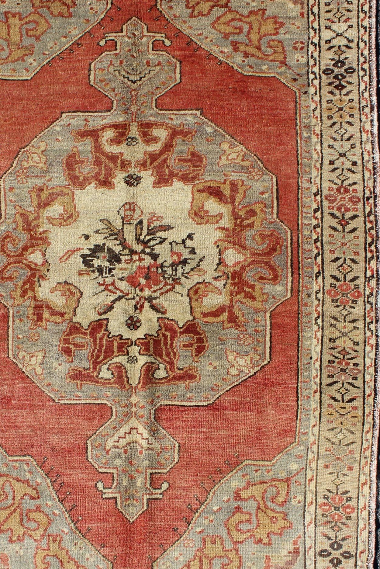 Faded Red and Taupe Vintage Turkish Oushak Rug with Layered Medallion Design In Good Condition For Sale In Atlanta, GA