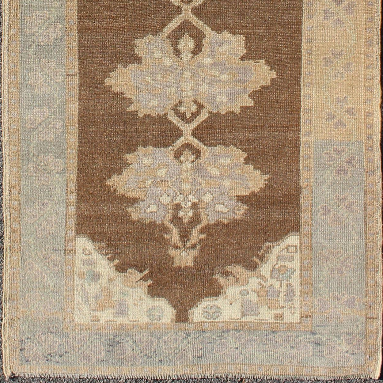 Brown-tone blossom Medallion design Oushak vintage Turkish runner, rug tu-ugu-3342, country of origin / type: Turkey / Oushak, circa 1940

This beautiful vintage Oushak runner from 1940s Turkey features a Classic Oushak design. The brown ground is