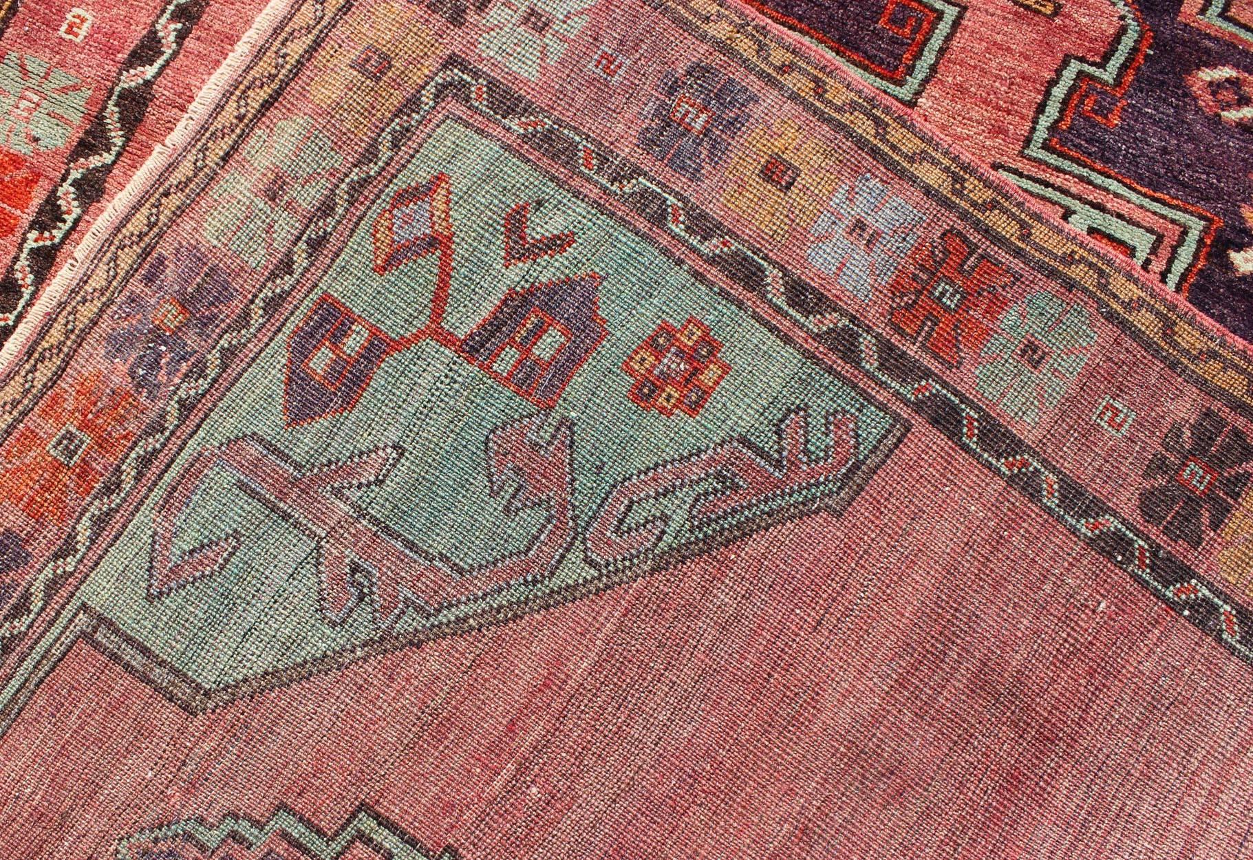 Türkischer Oushak-Läufer mit geometrischen Medaillons in Rot, Braun, Eisblau im Angebot 1