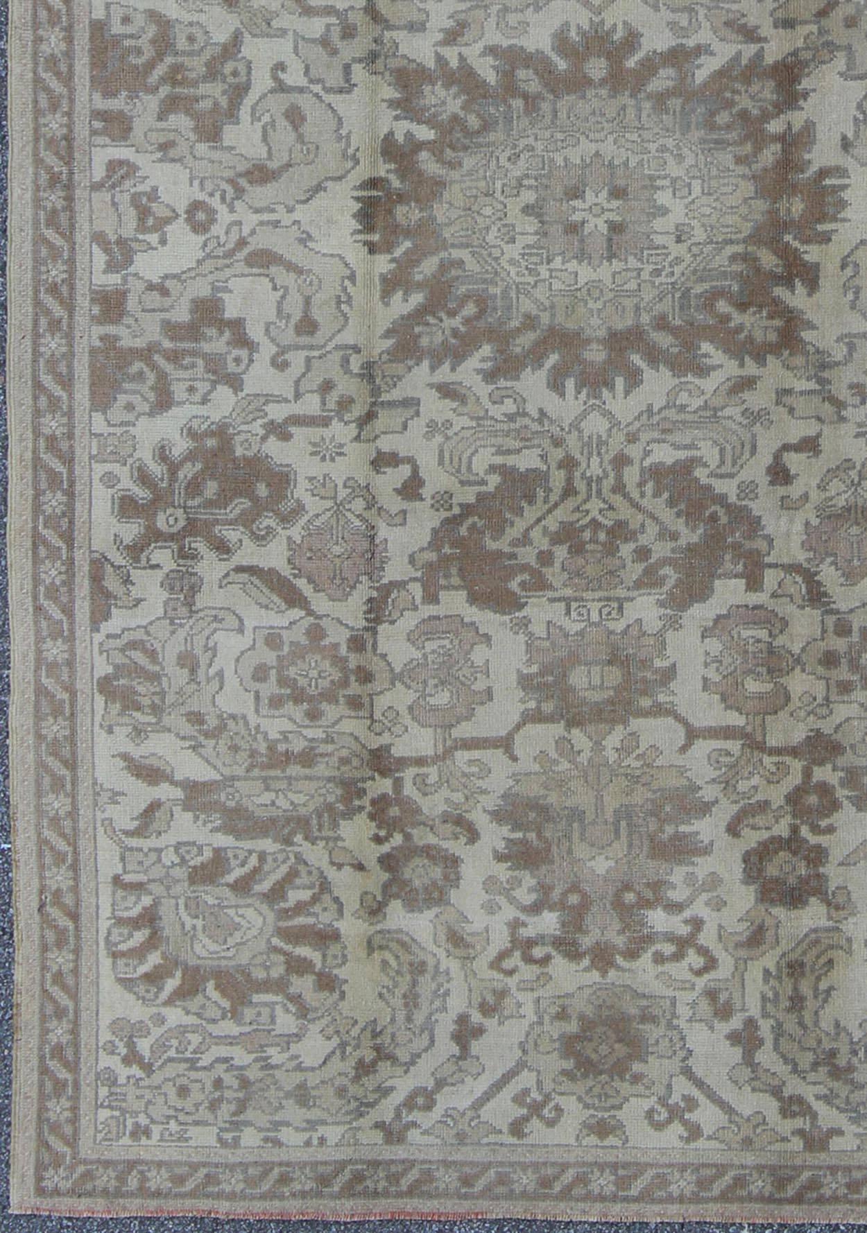 Tappeto con disegno floreale all-over in marrone, taupe e avorio, tappeto tu-ugu-3400, Paese d'origine/tipo: Turchia / Oushak, circa 1940

Questo tappeto Oushak turco vintage (circa 1940) presenta un fiore centrale in fiore circondato da elementi