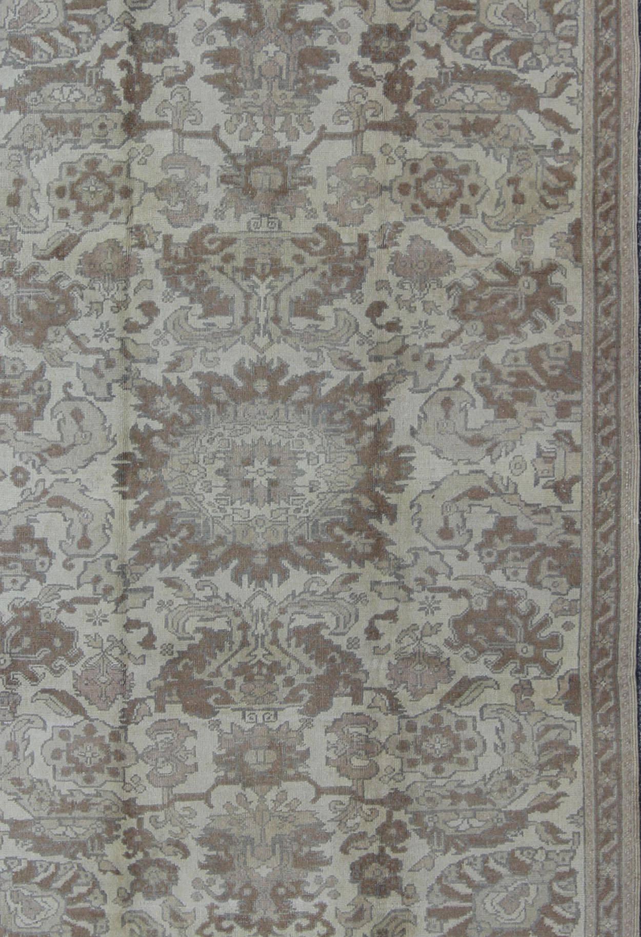 Erdfarbener türkischer Oushak-Teppich im Vintage-Stil mit floralem All-Over-Design (Handgeknüpft) im Angebot